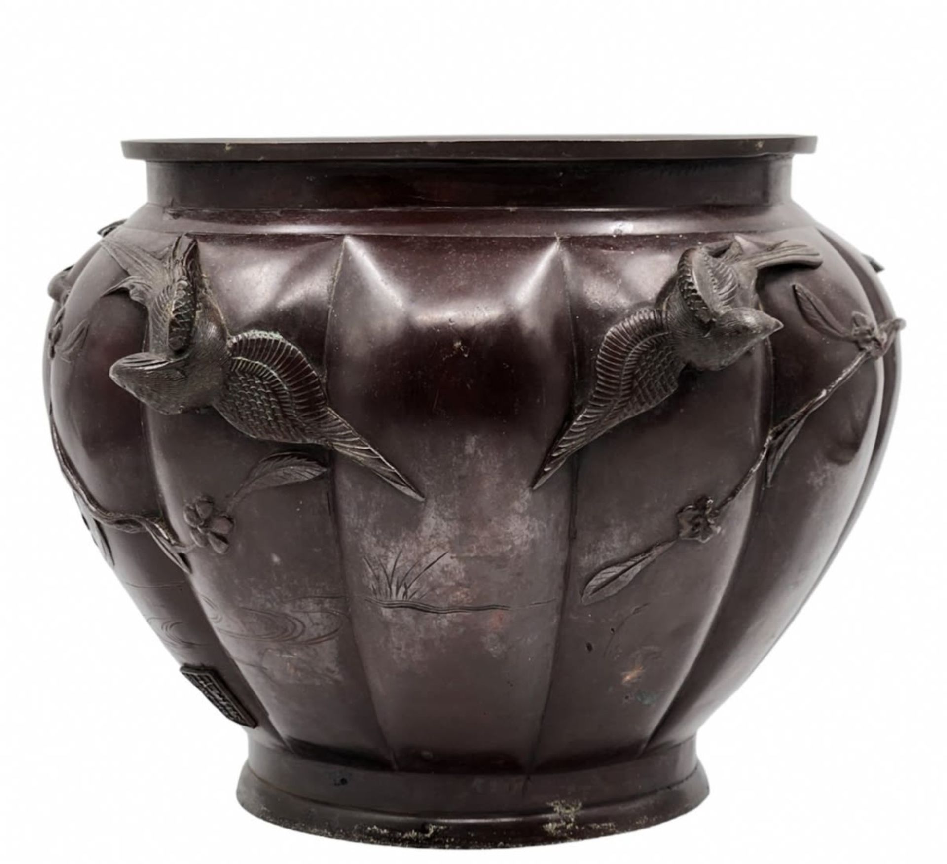 An antique Japanese bronze pot from the 'Meiji Period', decorated with a pattern of birds on - Bild 7 aus 13
