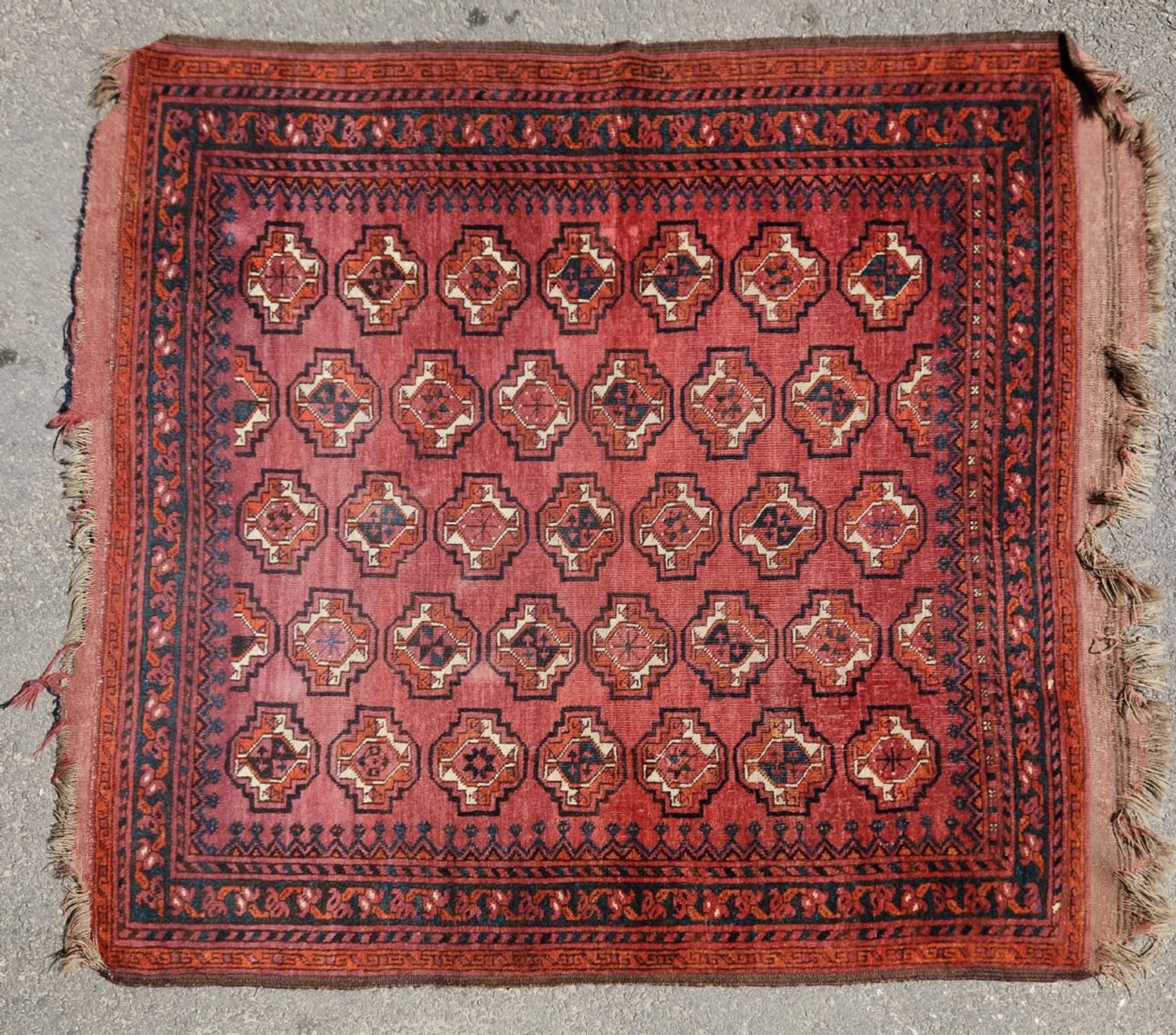Handmade carpet, carpet size: 126x124 cm.