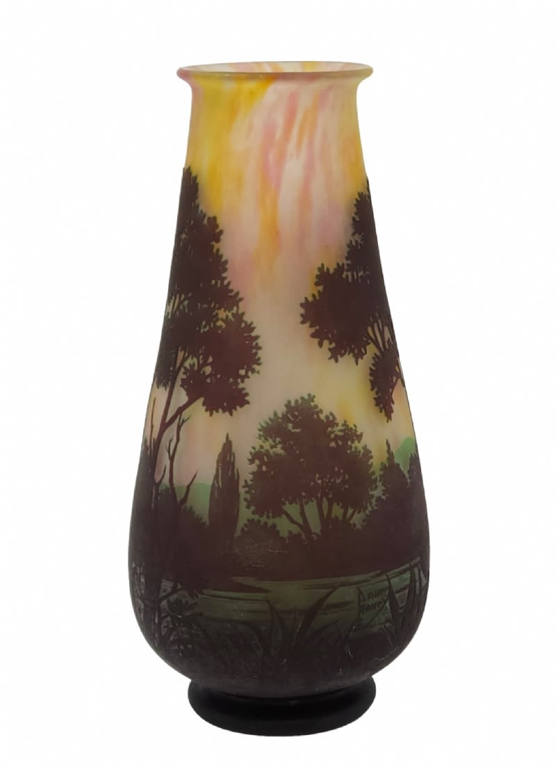 A French art nouveau vase made by Daum Nancy, decorated and signed with a cameo on a 'pate de verre' - Bild 2 aus 5