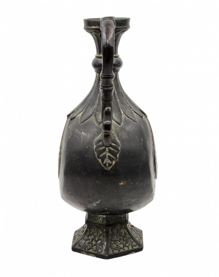 Chinese jug made of blackened brass, made in the style of ancient Indian jugs produced in the 17th - Image 3 of 5