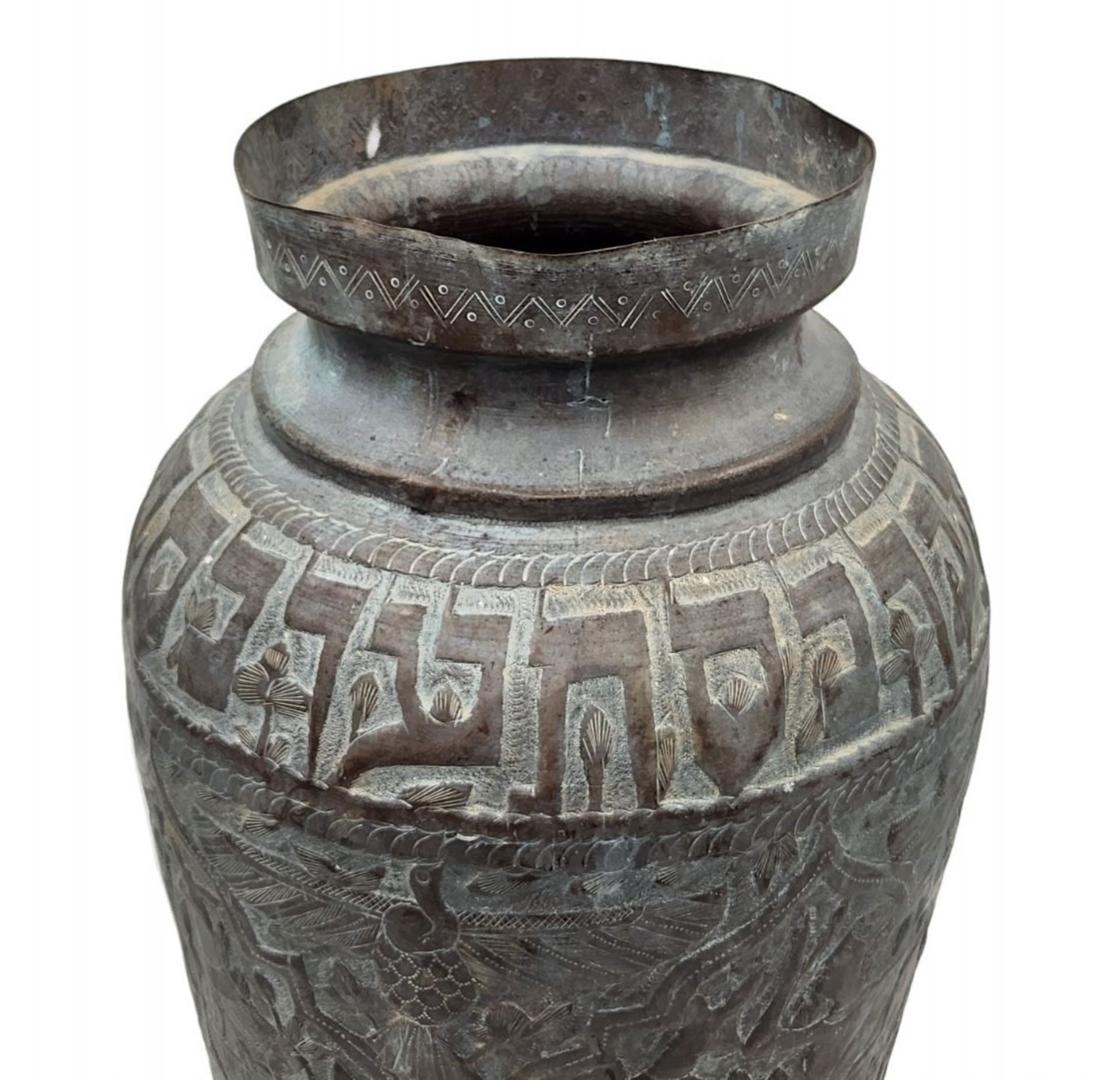 A beautiful antique Persian urn made of hammered copper, with figures and Hebrew inscription, the - Bild 5 aus 6