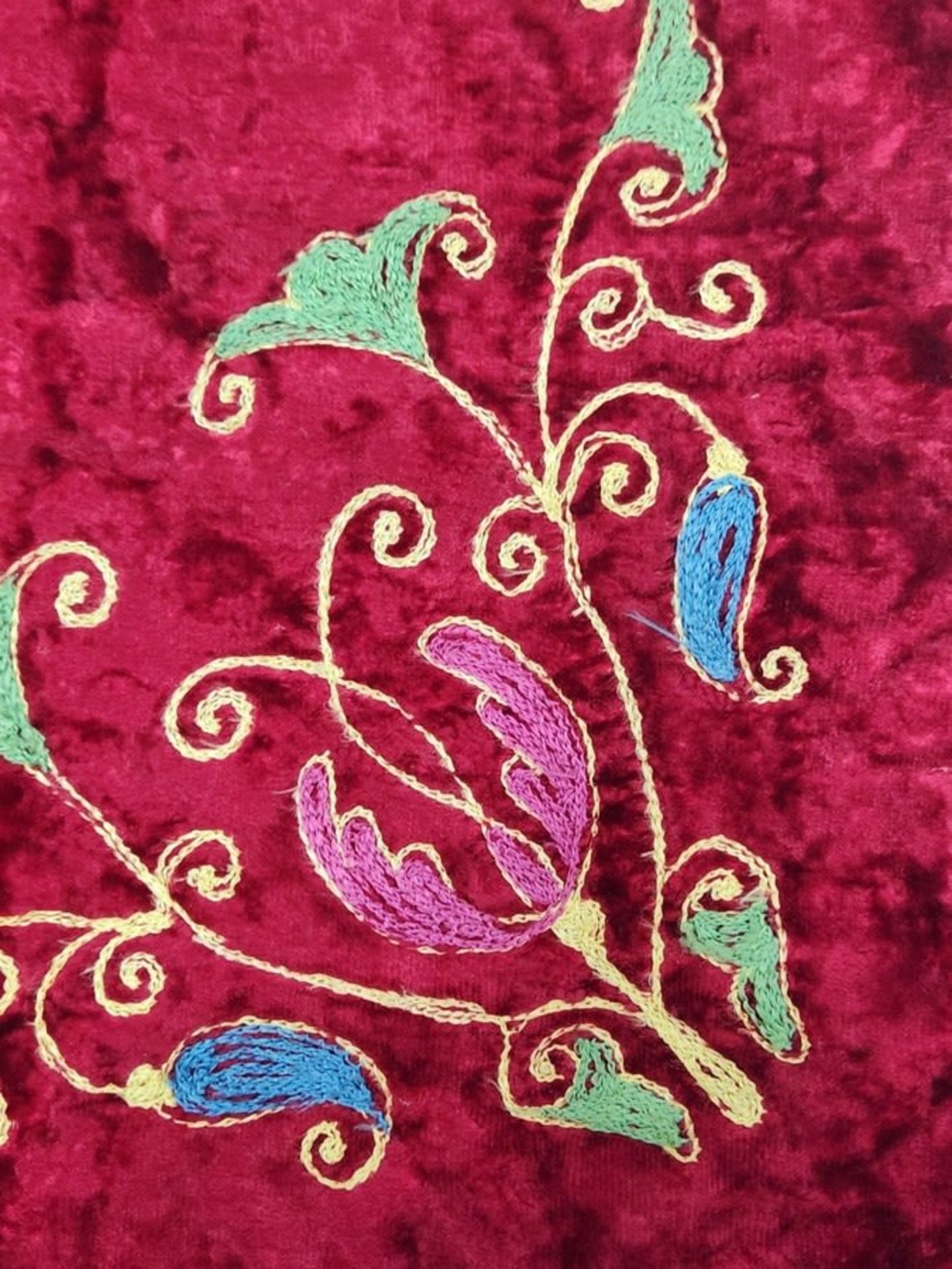 A Torah scroll coat, decorated with cotton thread weaving on red velvet and red fabric strands, - Image 4 of 7