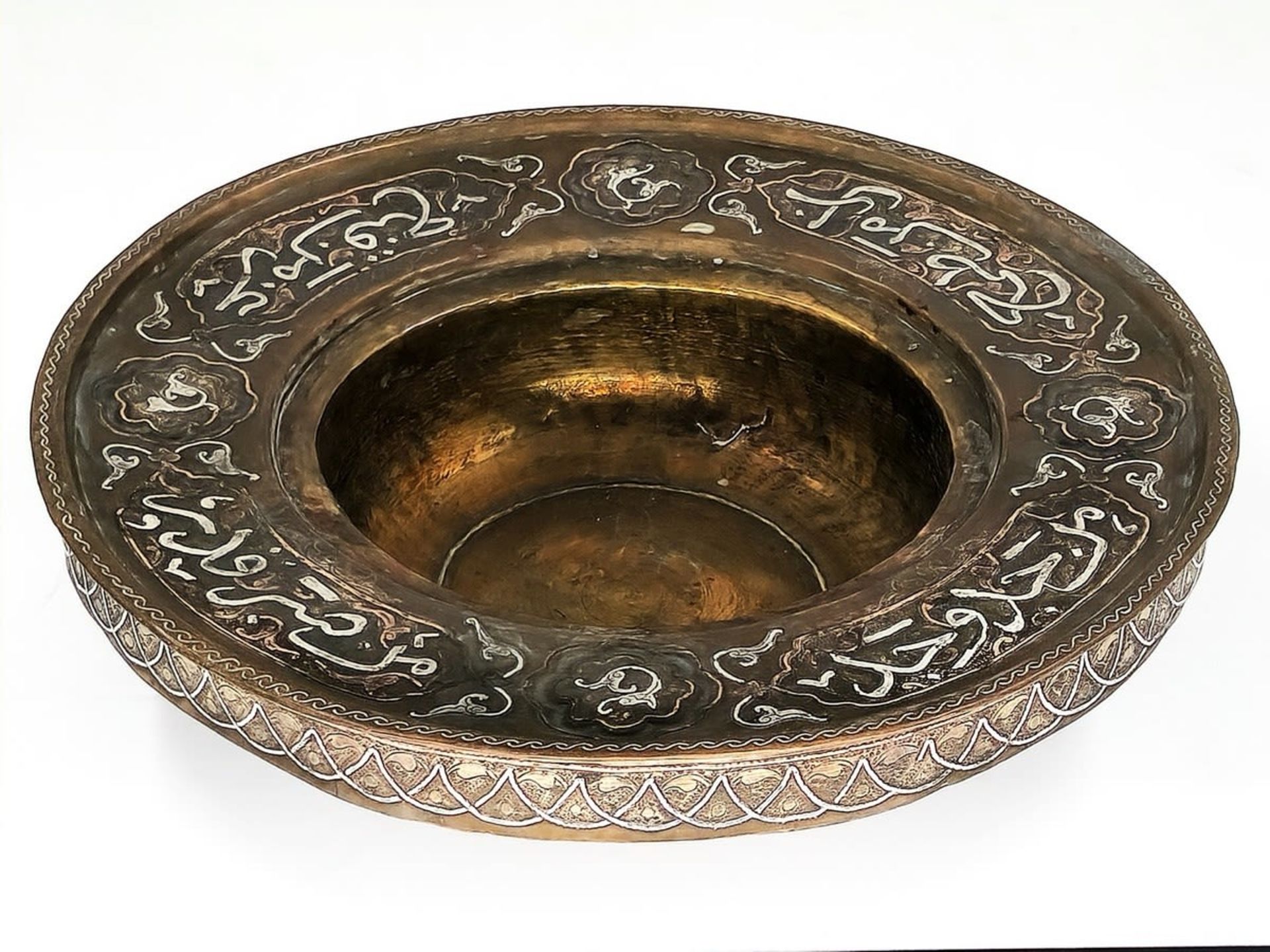 Islamic Aftaba with matching basin and strainer, decorated with Damascus work (inlay of copper and - Image 6 of 11