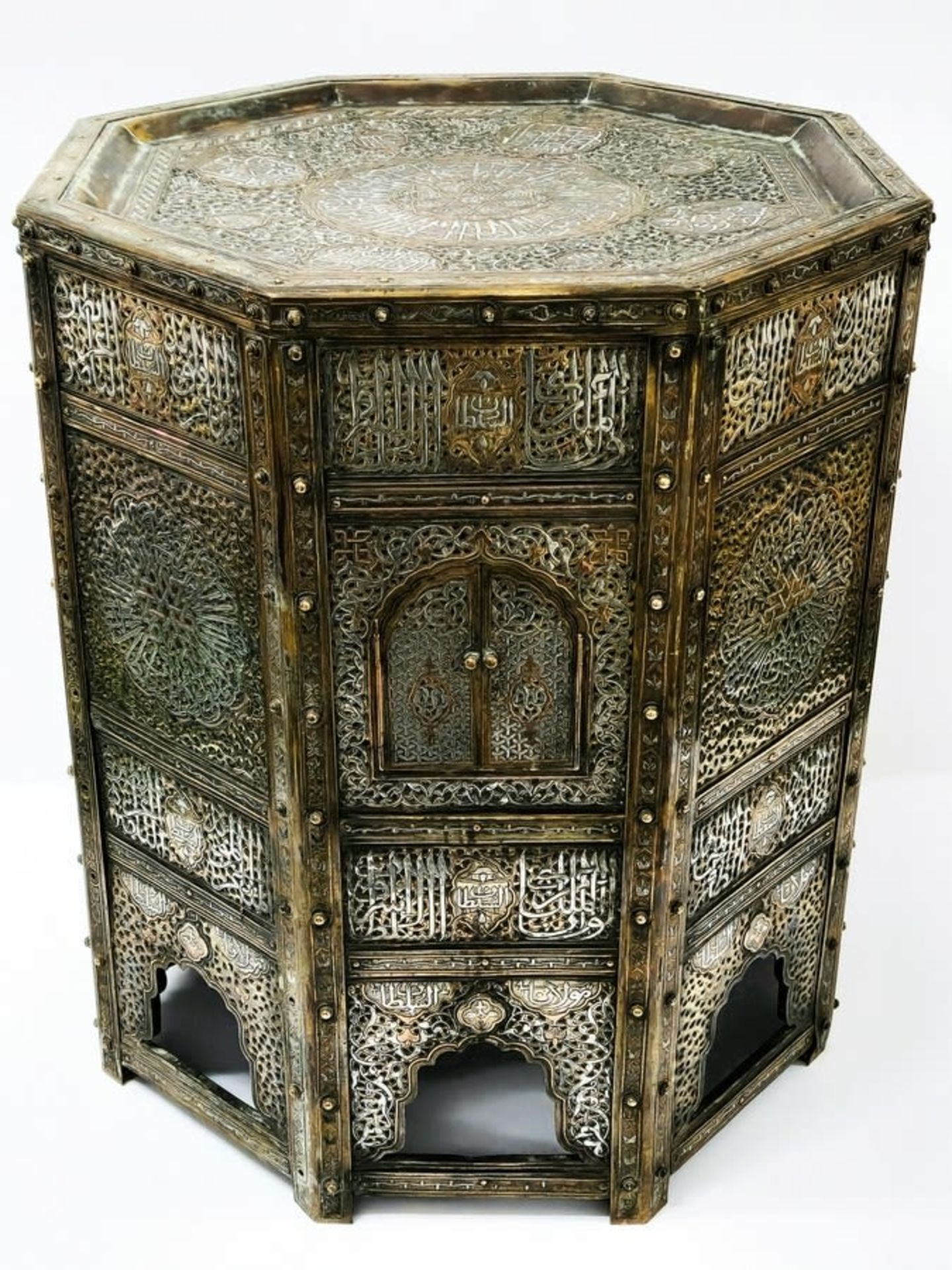 Islamic decorative table, an impressive and high-quality table for Quran, in the Mamluk Revival - Bild 2 aus 3
