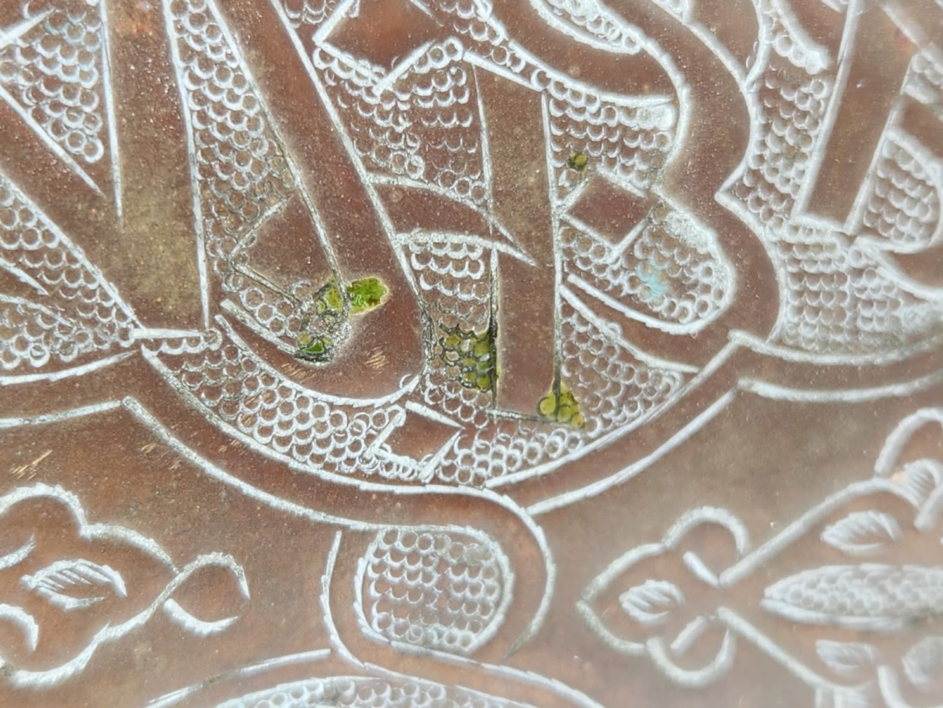 An antique Islamic vessel from the 19th century, made of brass, decorated with an artist's hand - Bild 5 aus 7