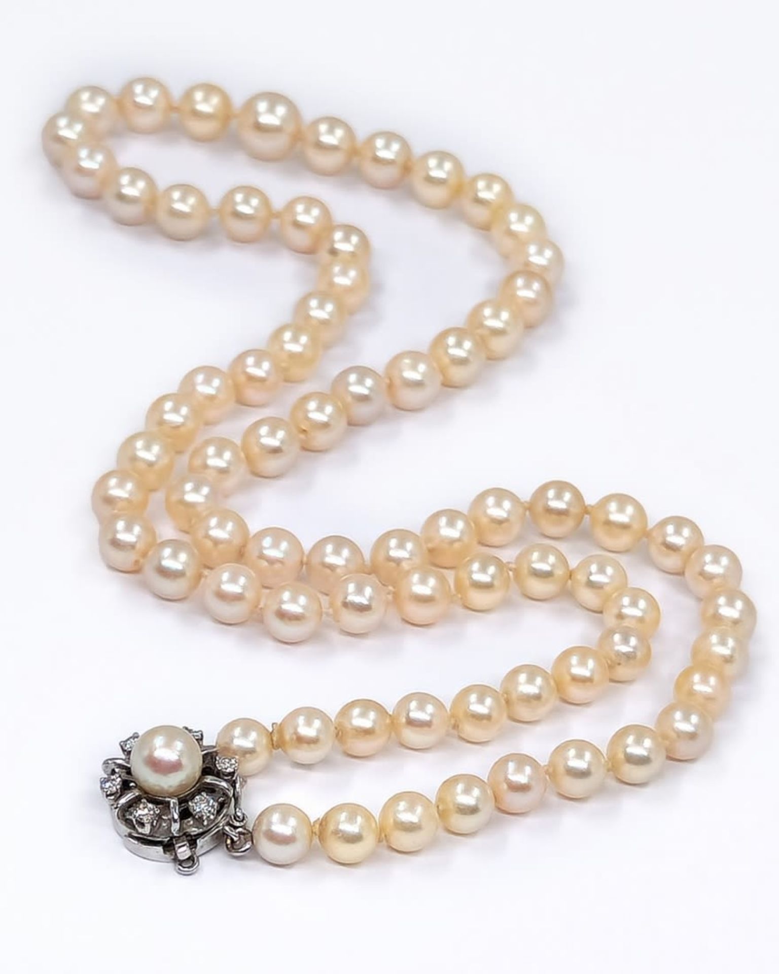 An antique pearl necklace from the 1920s, interwoven with sea pearls of different sizes, a bracket