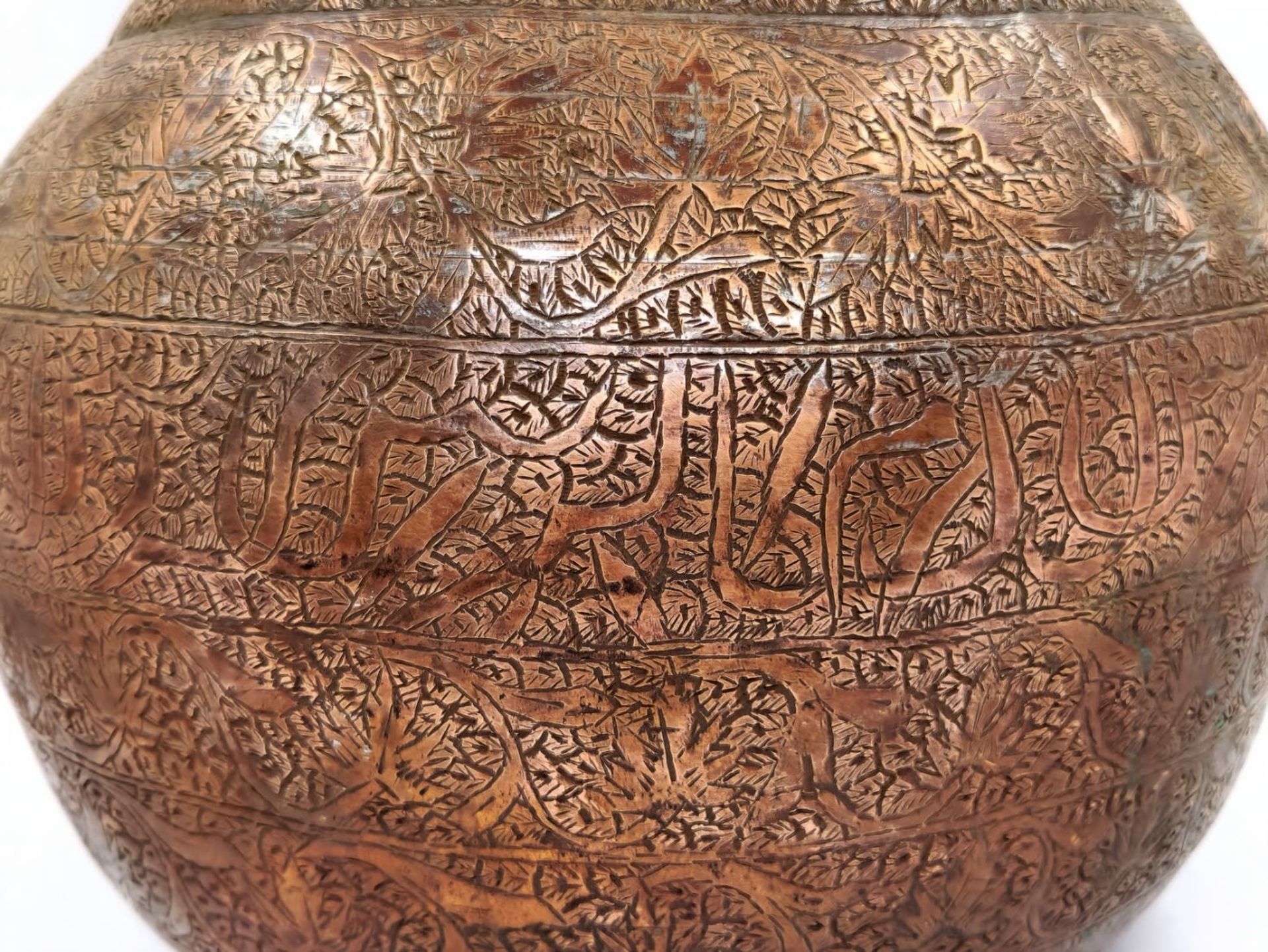 A large and beautiful antique Asian water jug from the 19th century, made in the Dhamrai region, - Image 4 of 8