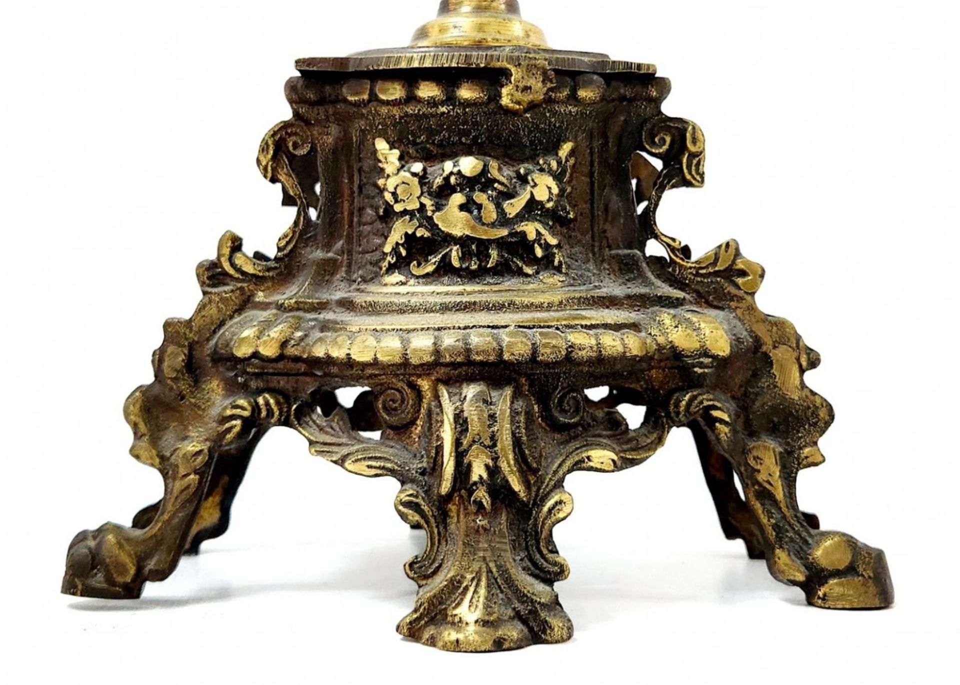Antique Garniture, made of brass and includes a mantle clock and two candelabras, working - Bild 12 aus 13