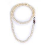 A high-quality string of pearls, interwoven with high-quality sea pearls, with a diameter of