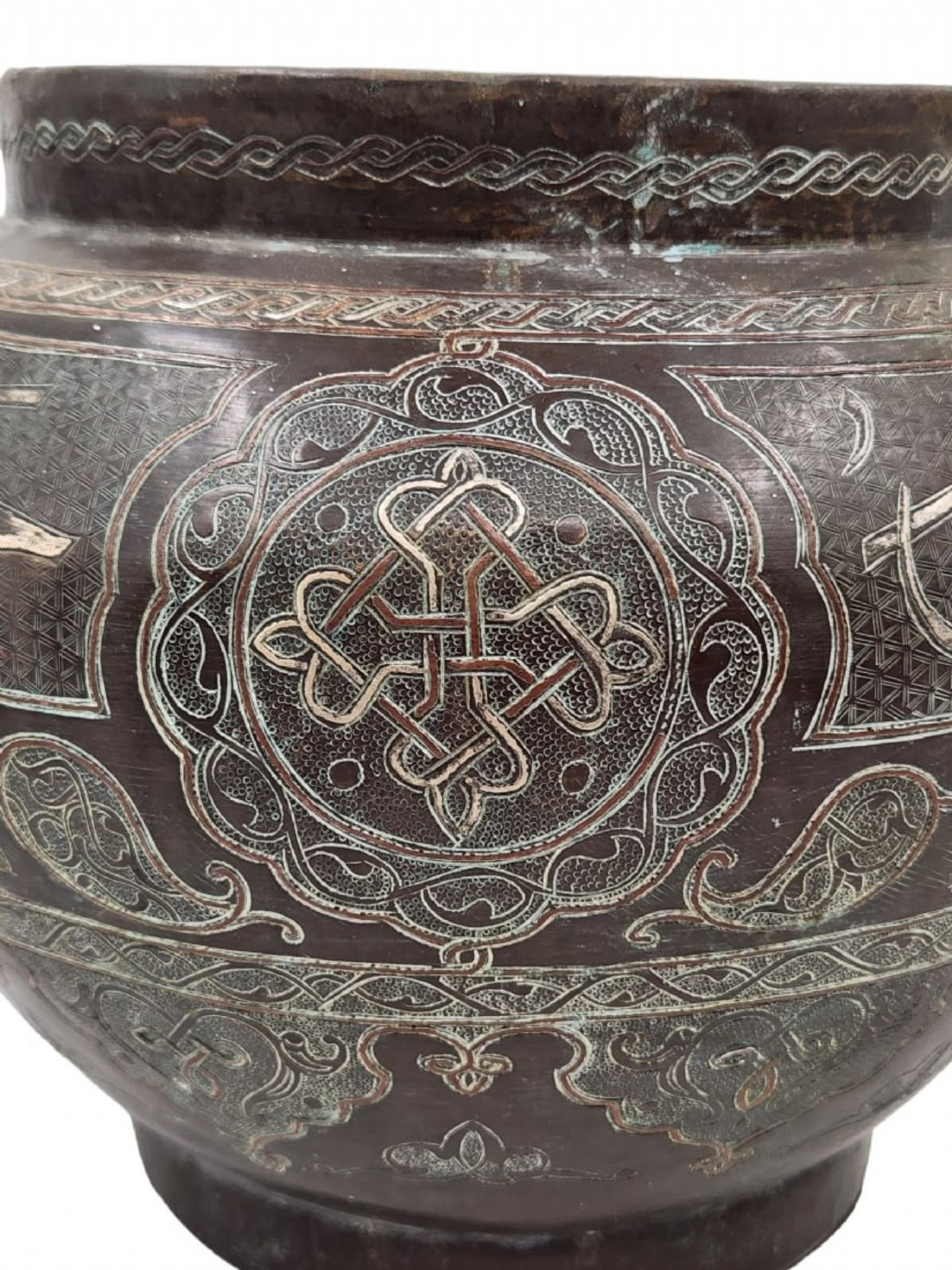 Islamic Jardiniere, made in 'Damascus work' (inlay of copper and silver in a brass), Height: 24 - Bild 5 aus 5