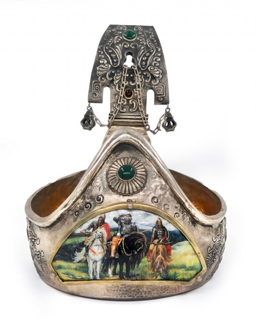 A high-quality and impressive Kovsh, made of silver, decorated with enamel and signed, Total weight: - Image 2 of 8