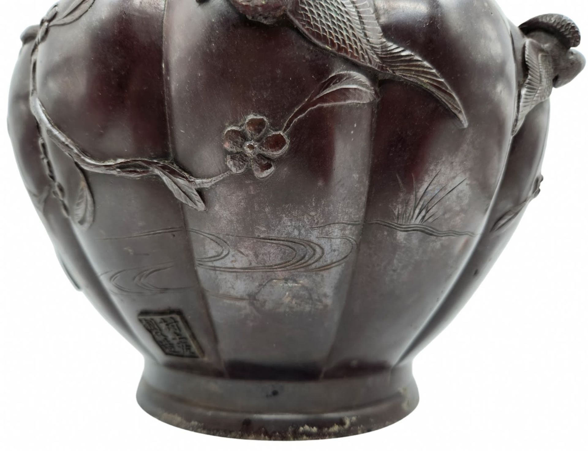 An antique Japanese bronze pot from the 'Meiji Period', decorated with a pattern of birds on - Bild 11 aus 13