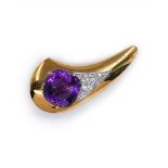 Brooch 18K yellow gold with a purple amethyst stone and 15 diamonds, no signature was found but