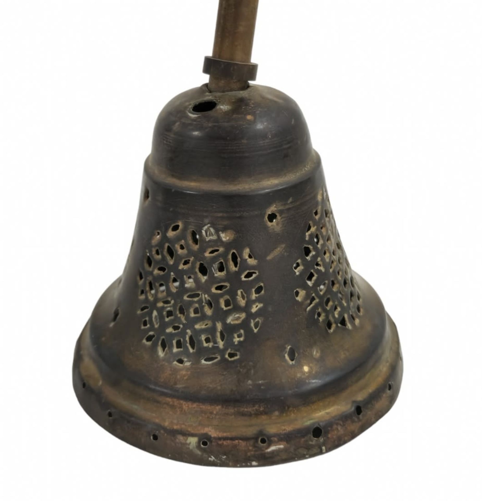 A Syrian ceiling lamp from the 19th century, made of brass, sawn by hand and hammered, Damascus 19th - Image 6 of 7