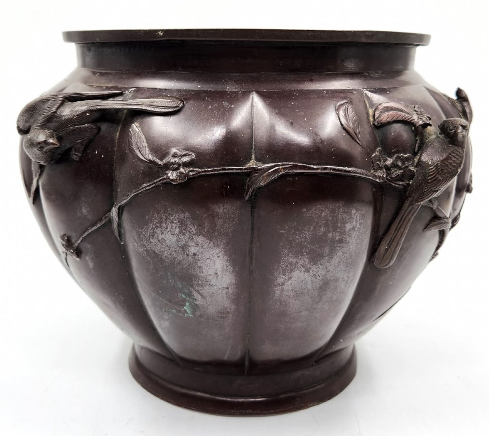An antique Japanese bronze pot from the 'Meiji Period', decorated with a pattern of birds on - Bild 4 aus 13