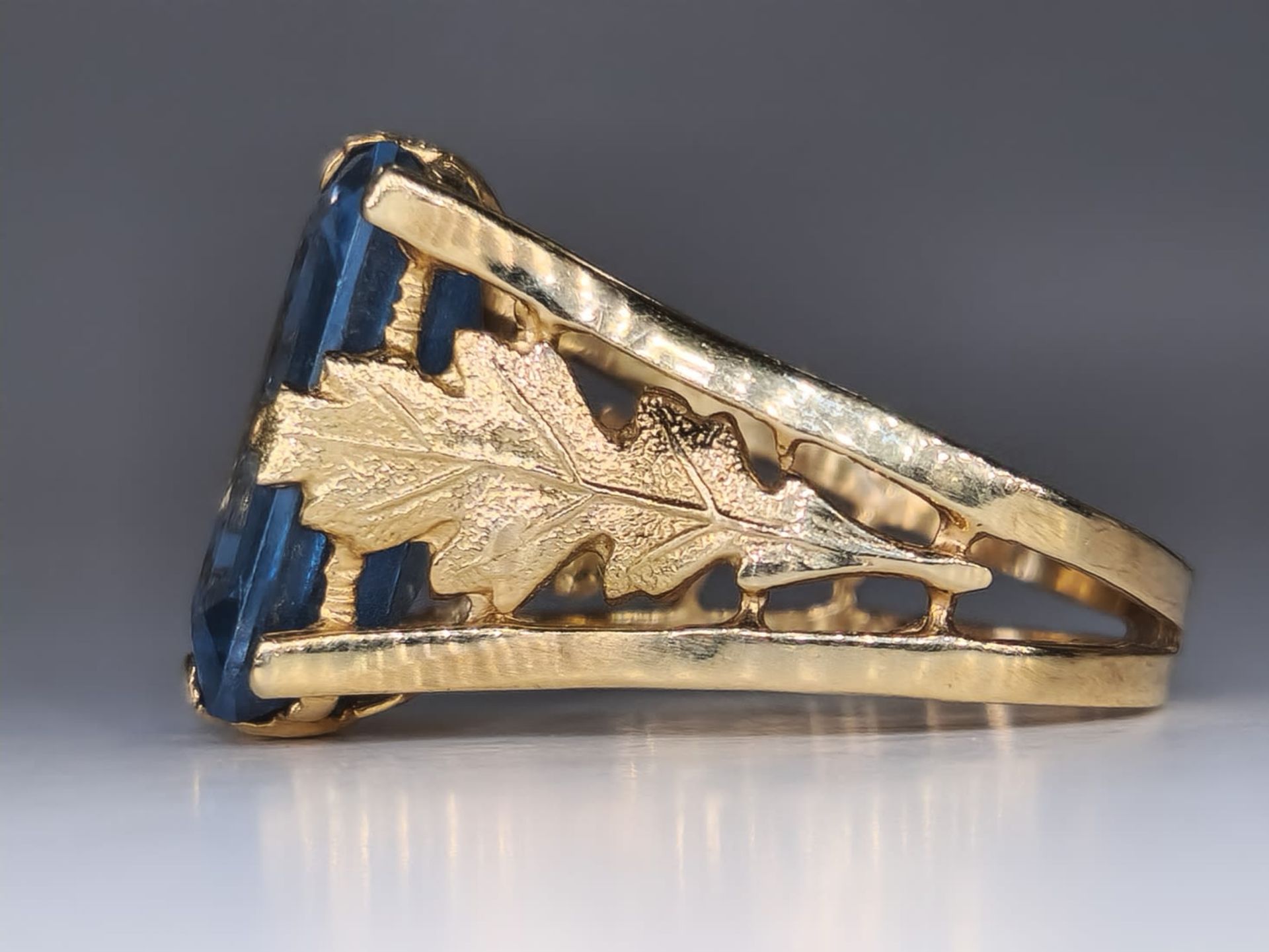 An antique and beautiful Art Nouveau ring, 14K gold, signed, designed as leaves holding a polished - Bild 4 aus 7