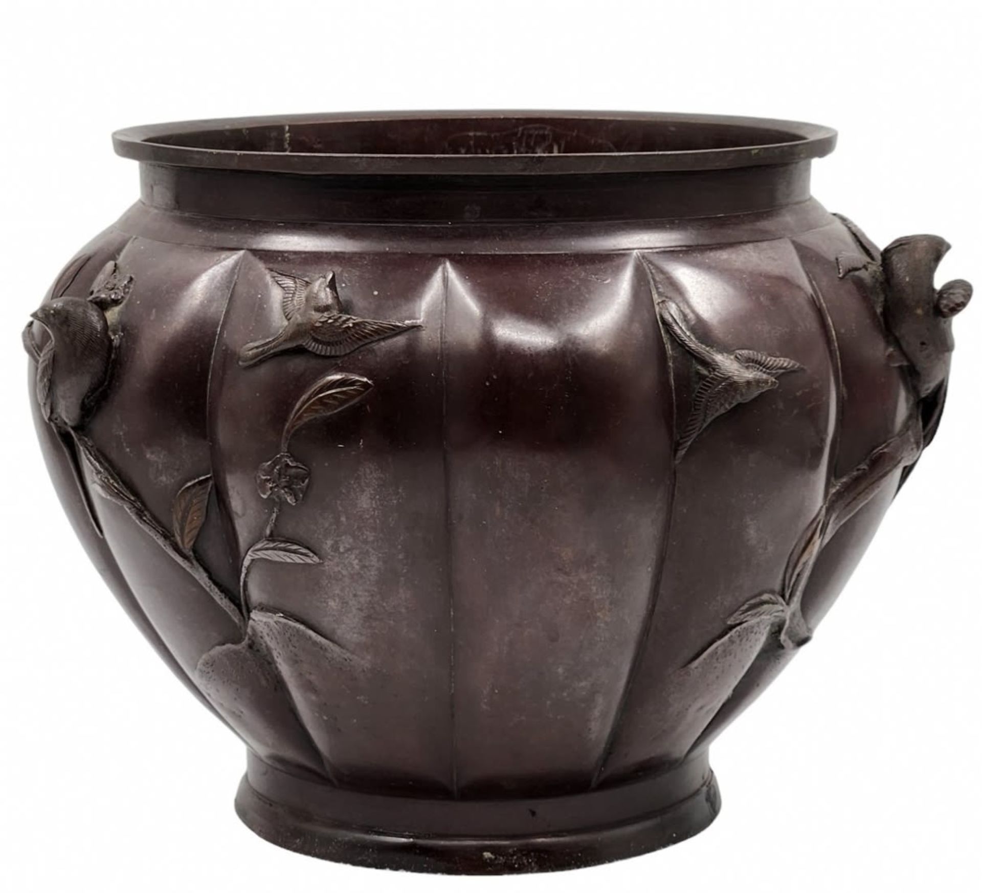 An antique Japanese bronze pot from the 'Meiji Period', decorated with a pattern of birds on - Bild 9 aus 13