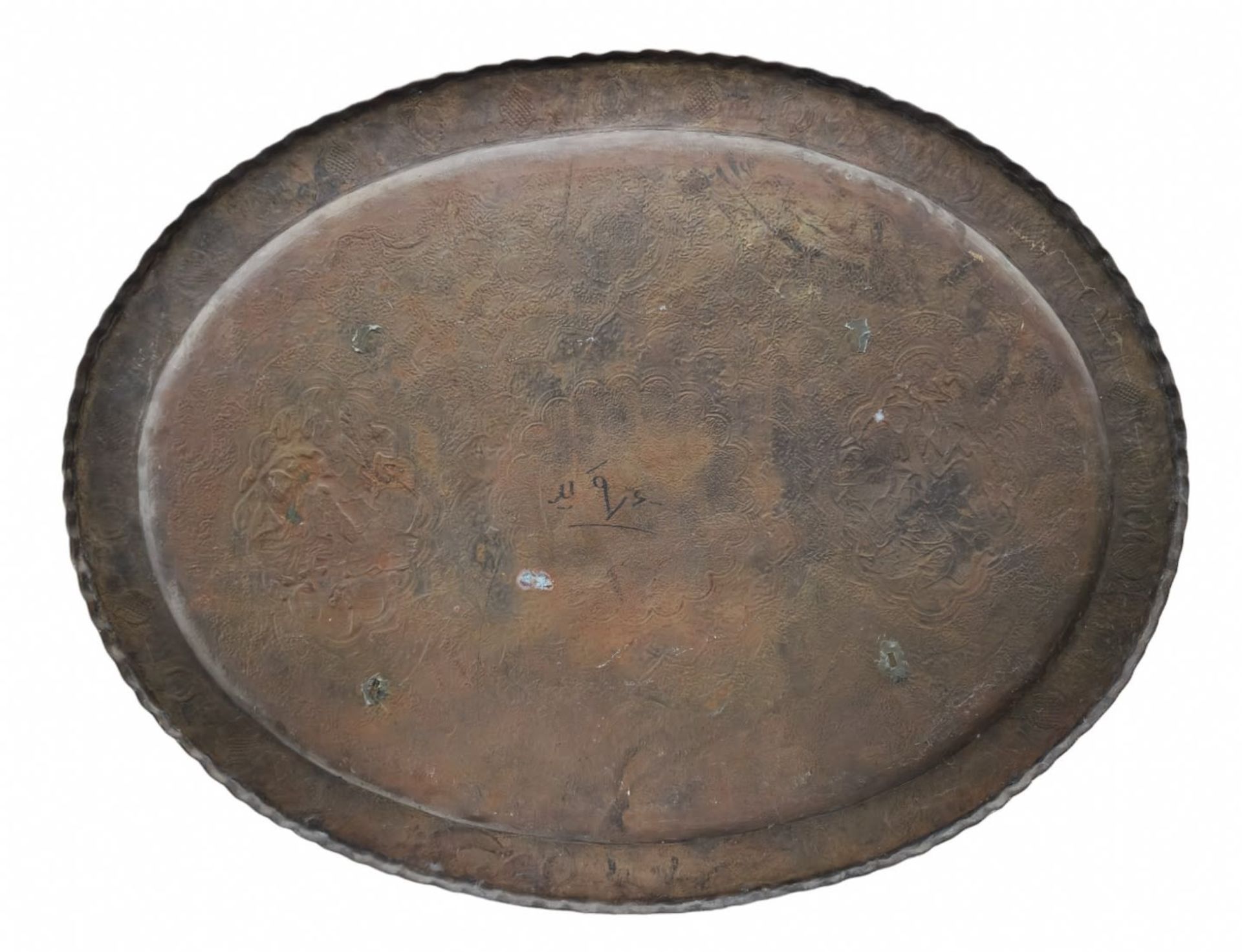 An antique and large Islamic tray made of copper, decorated with manual embroidery work in a dense - Bild 4 aus 4