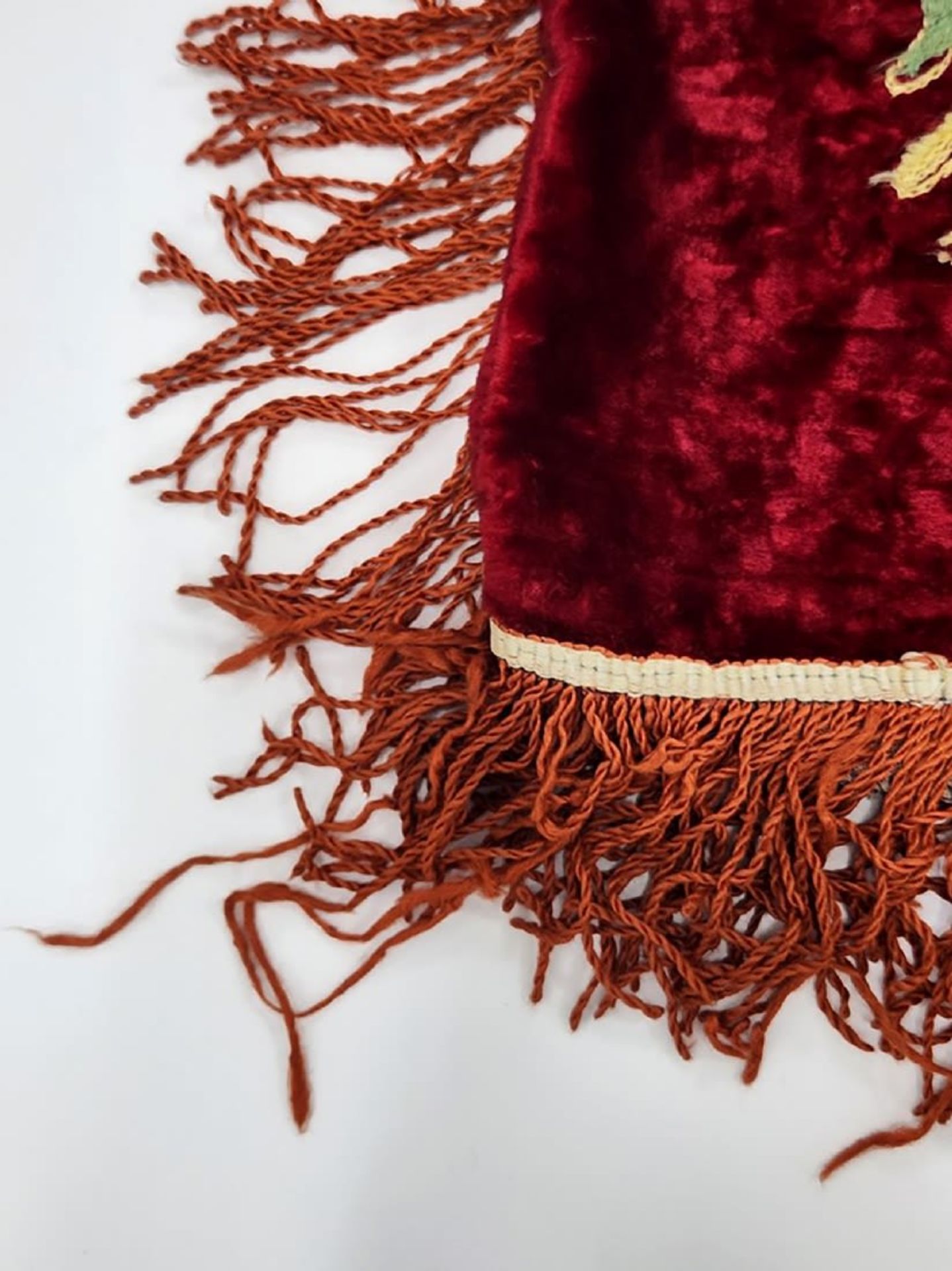 A Torah scroll coat, decorated with cotton thread weaving on red velvet and red fabric strands, - Bild 5 aus 7