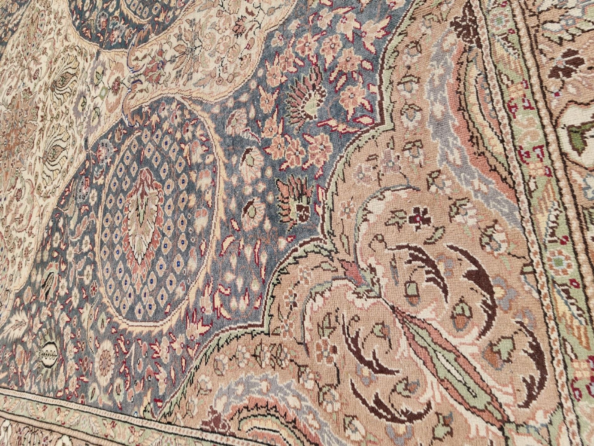 A large, high-quality and particularly beautiful Persian carpet, slightly worn, in the living - Bild 4 aus 15