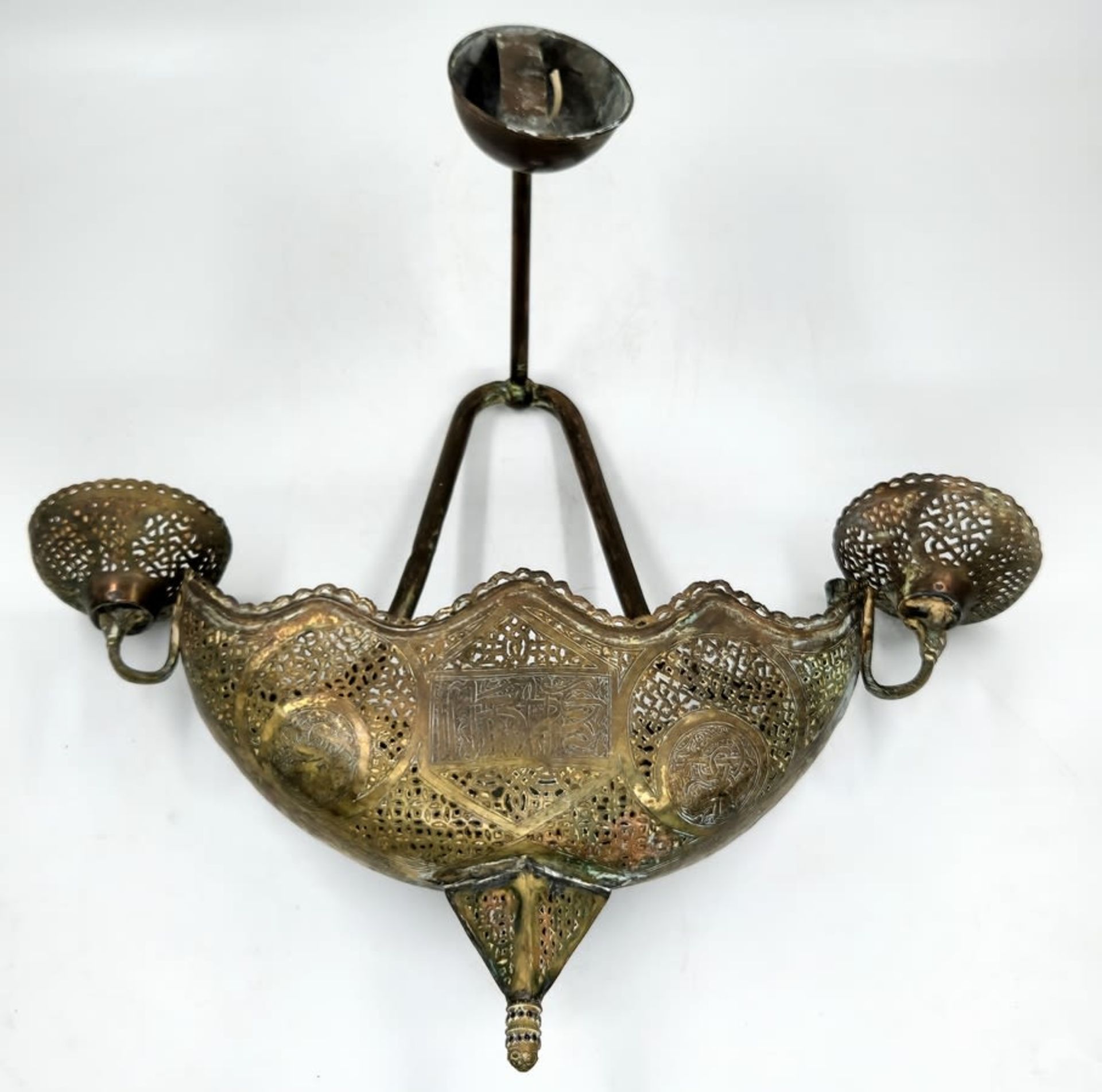 A Syrian side lamp, 19th century, made of sawn and engraved brass, handmade, arabesque decorations - Bild 2 aus 3