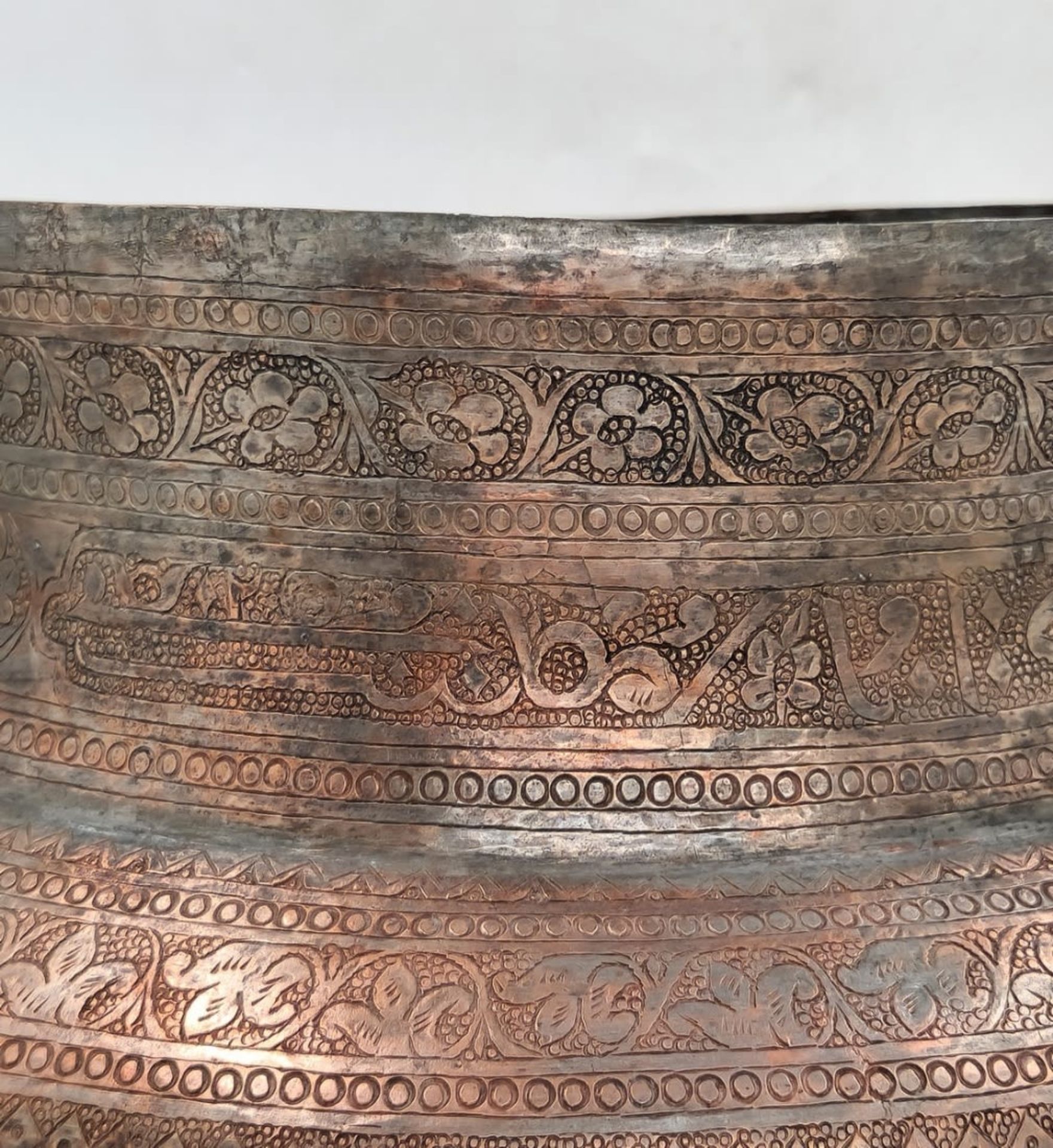 An antique Persian cooking pot, from the time of the Qajar Dynasty, made of copper and decorated - Bild 5 aus 7