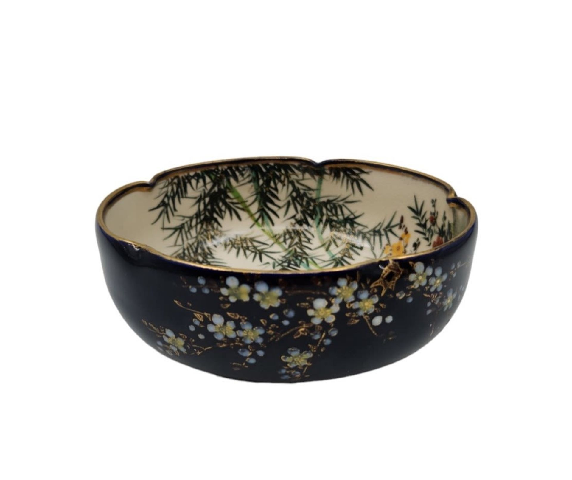 An antique and very high quality Japanese ceramic bowl made by 'Koshida', decorated with hand - Bild 2 aus 6