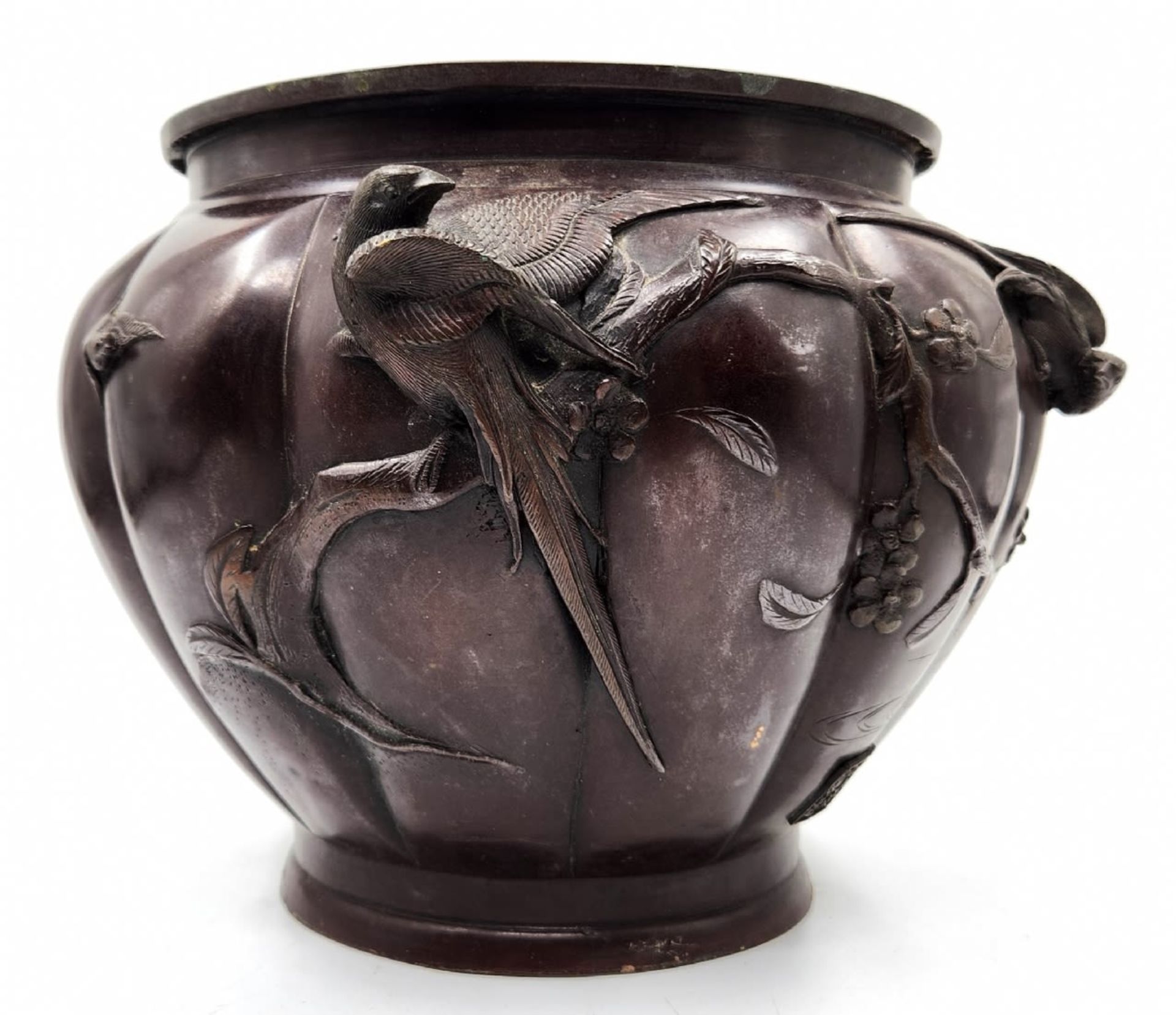 An antique Japanese bronze pot from the 'Meiji Period', decorated with a pattern of birds on - Bild 2 aus 13