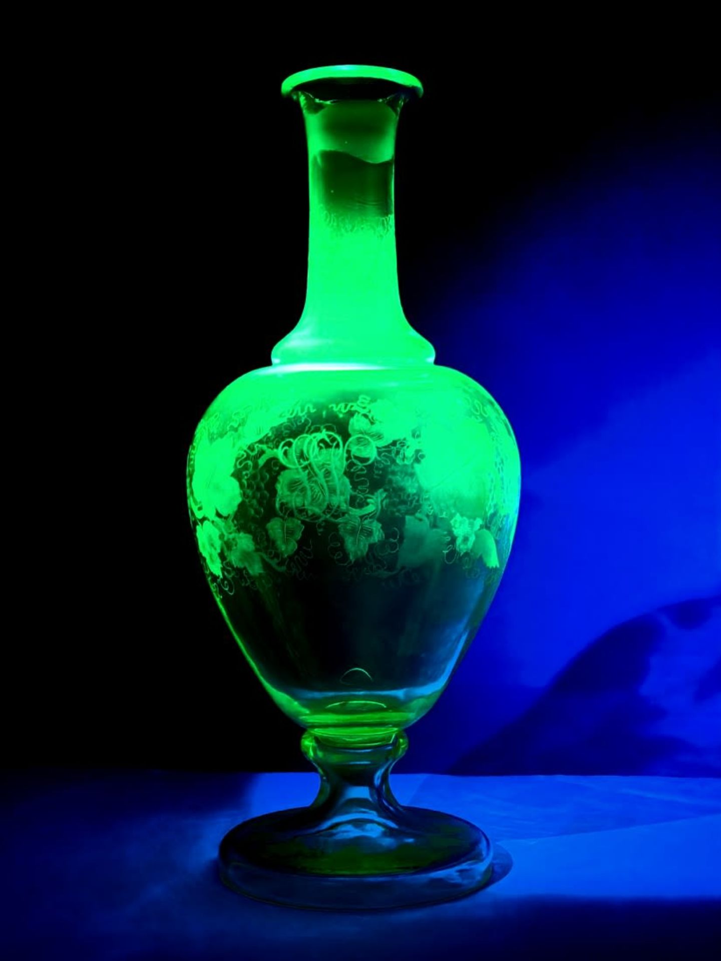 An antique 19th century decanter, green Uranium glass, with hand-engraved decorations and a monogram - Bild 2 aus 7