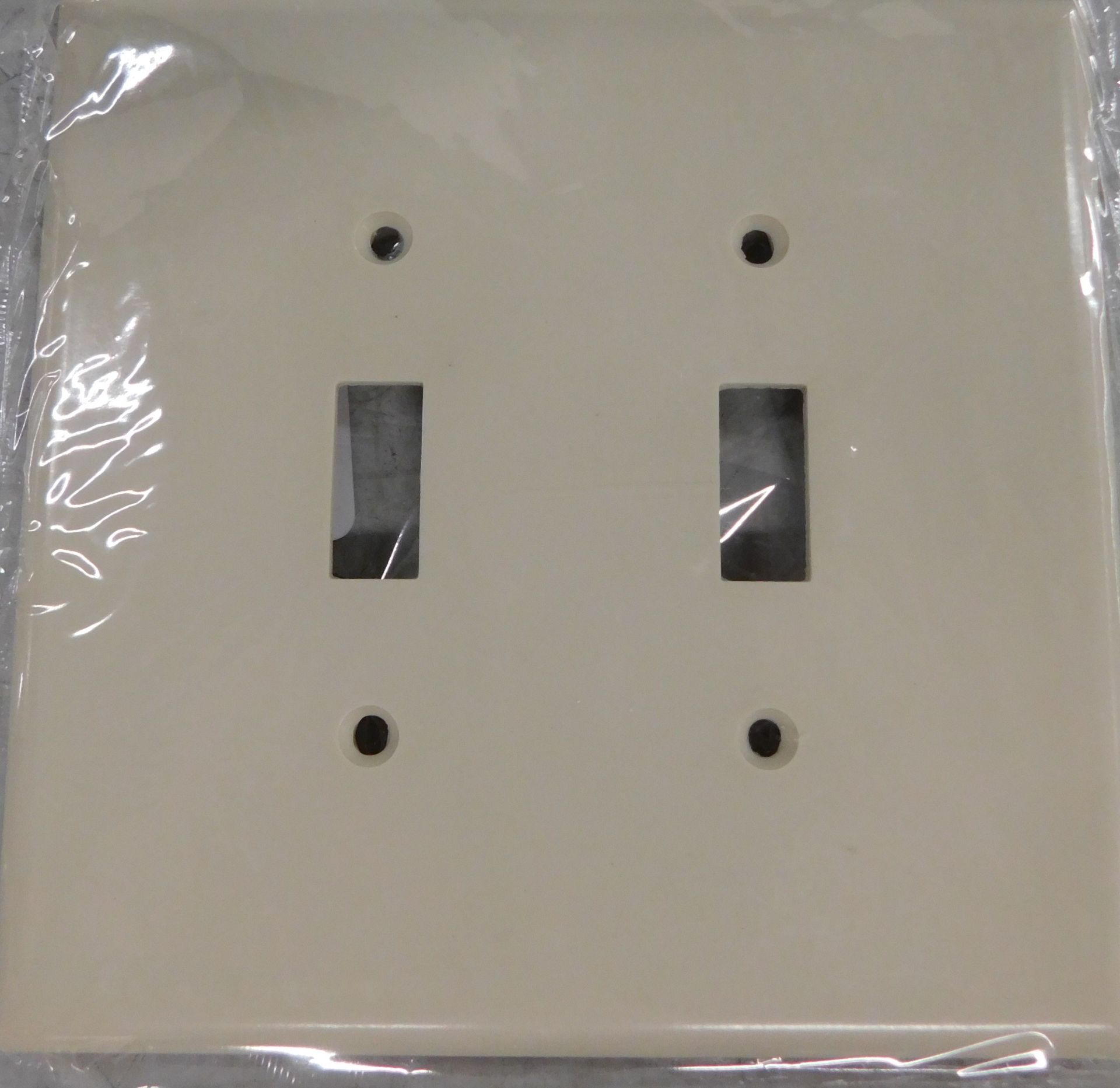 11x Eaton 2149LA-F-LW Wallplates and Switch Accessories EA