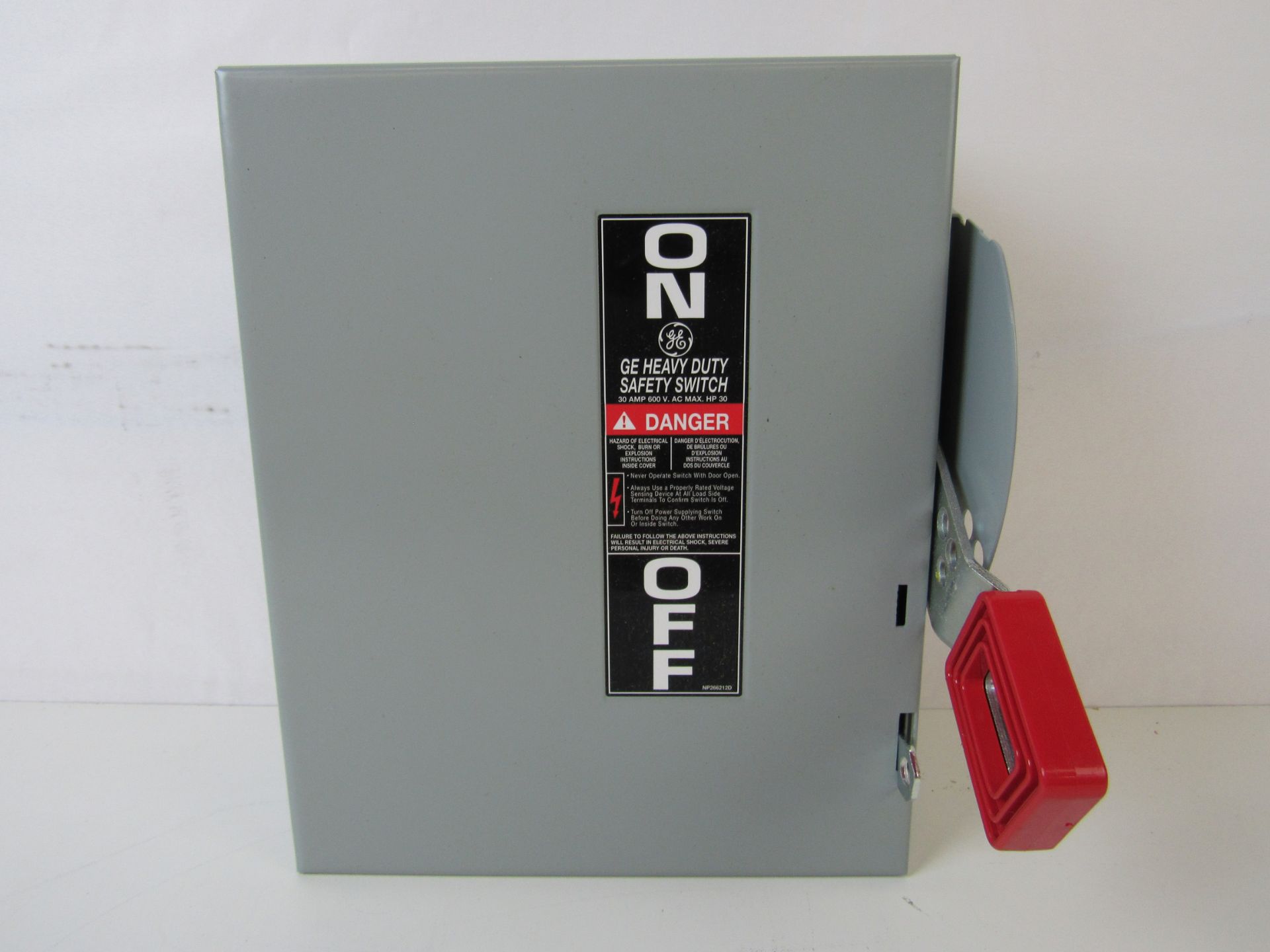 1x GE THN3361 Safety Switches THN 3P 30A 600V 50/60Hz 3Ph Non Fusible 3Wire EA NEMA 1 Heavy Duty