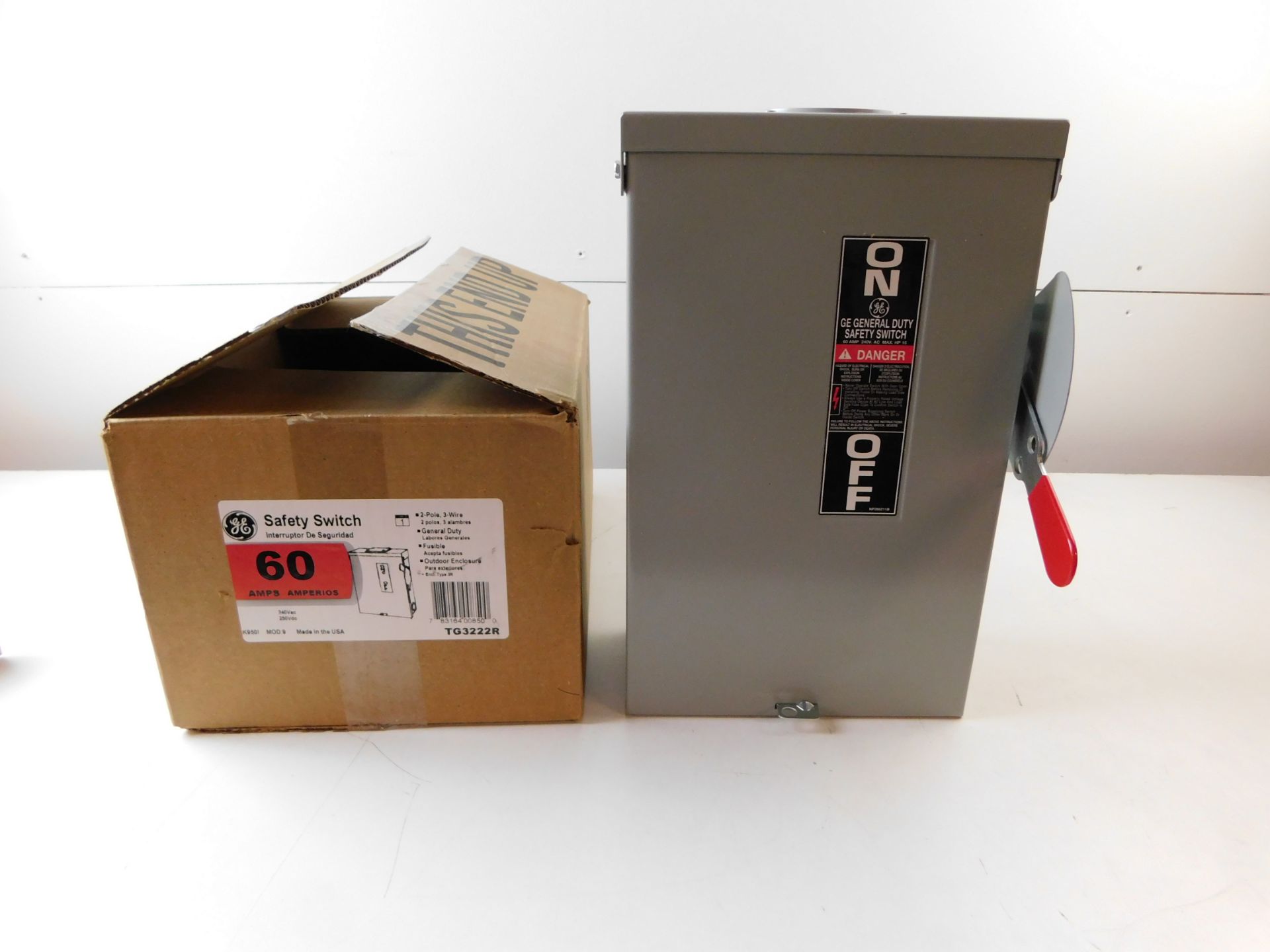 1x GE TG3222R Safety Switches TG 2P 60A 240V 50/60Hz 1Ph Fusible 3Wire EA NEMA 3R Outdoor