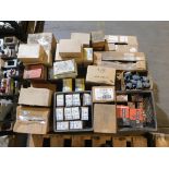 698x Assorted Carlon, Thomas & Betts Connectors, Hubs, Straps