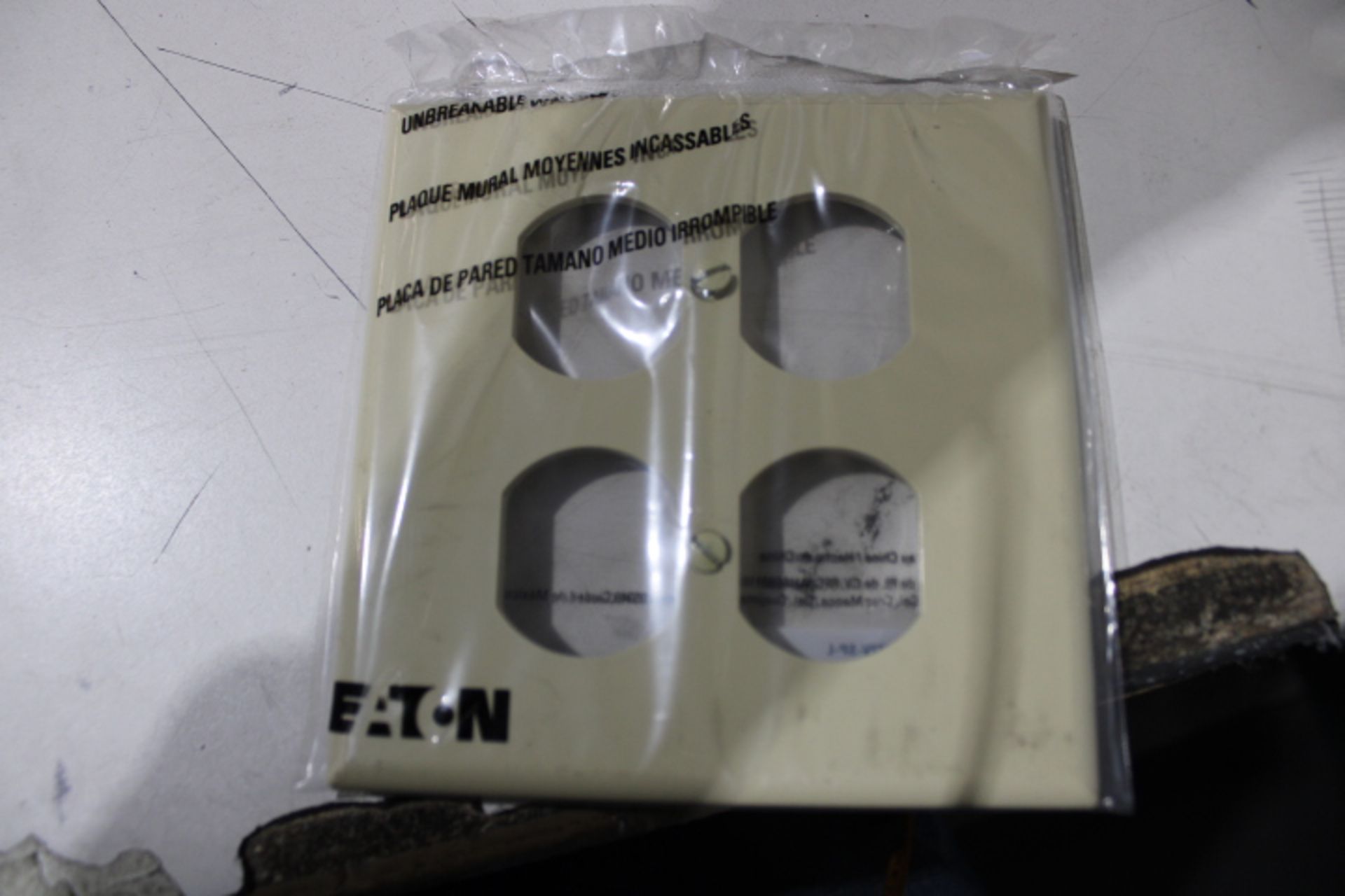 100x Eaton PJ82V-SP-L Wallplates and Accessories EA