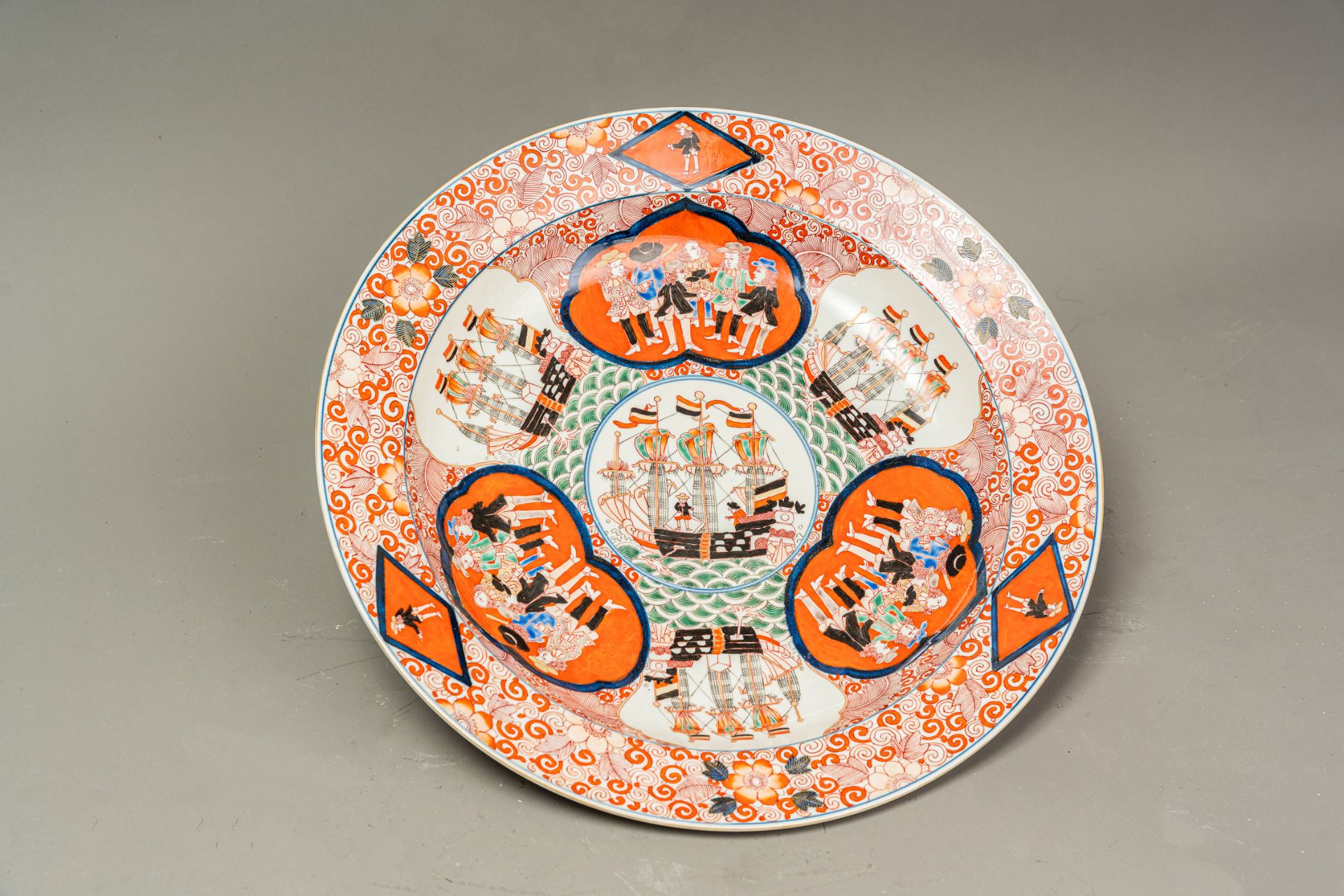 Pair of Large Imari Dishes - Bild 2 aus 3