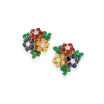 PAIRE DE BOUCLES D'OREILLES À CLIP EN OR, RUBIS, ÉMERAUDES, SAPHIRS, DIAMANTS JAUNES ET INCOLORES