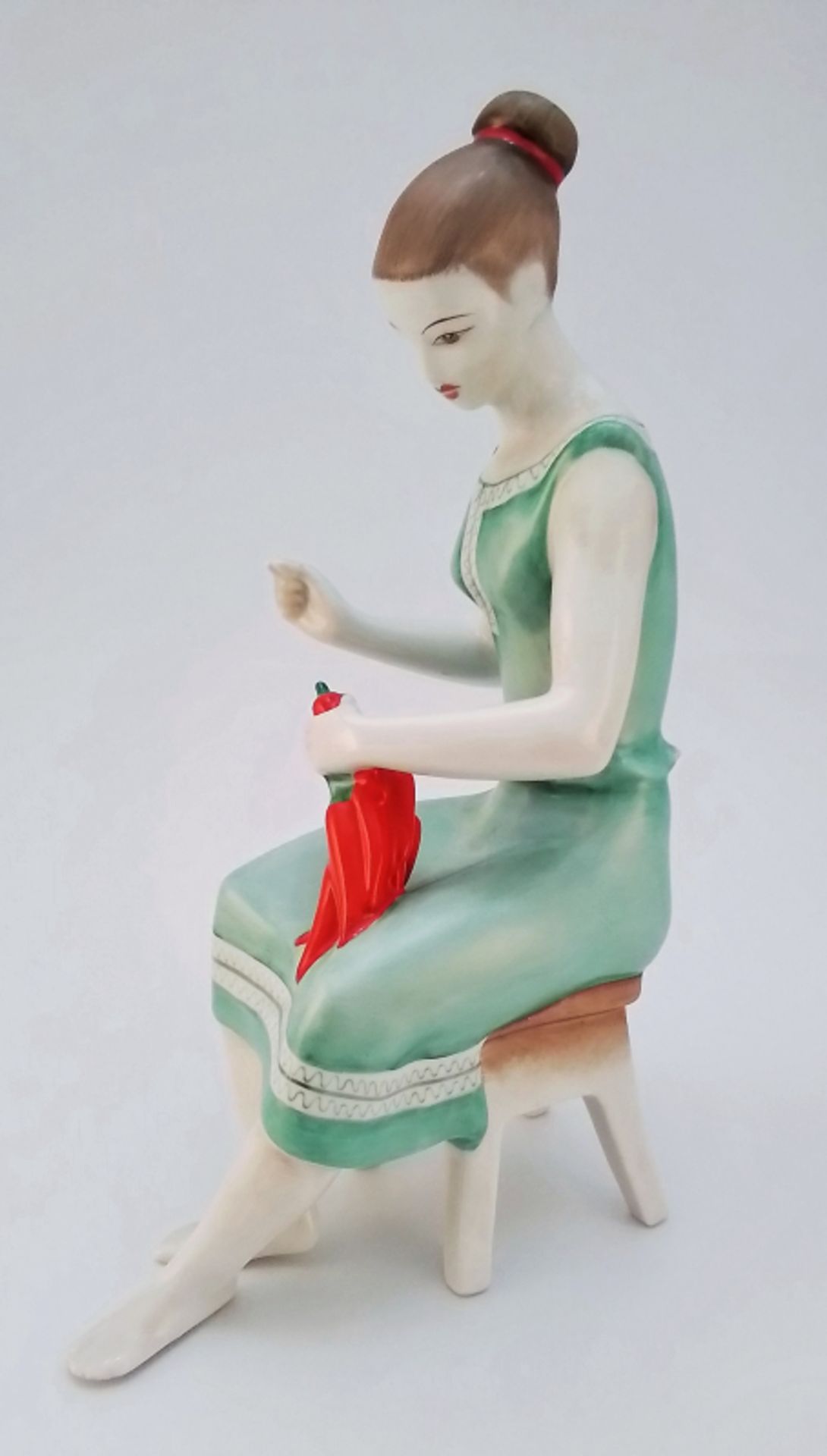 Figur, Mädchen auf Sessel mit Paprika, Hollohaza