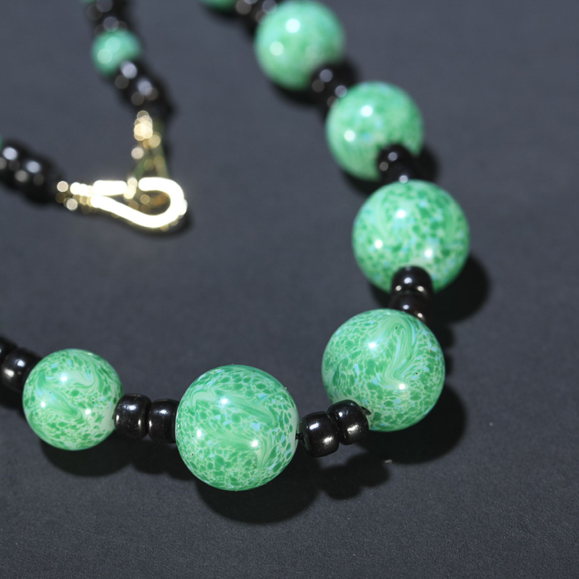 GREEN GLASS BEADED NECKLACE - Image 4 of 9