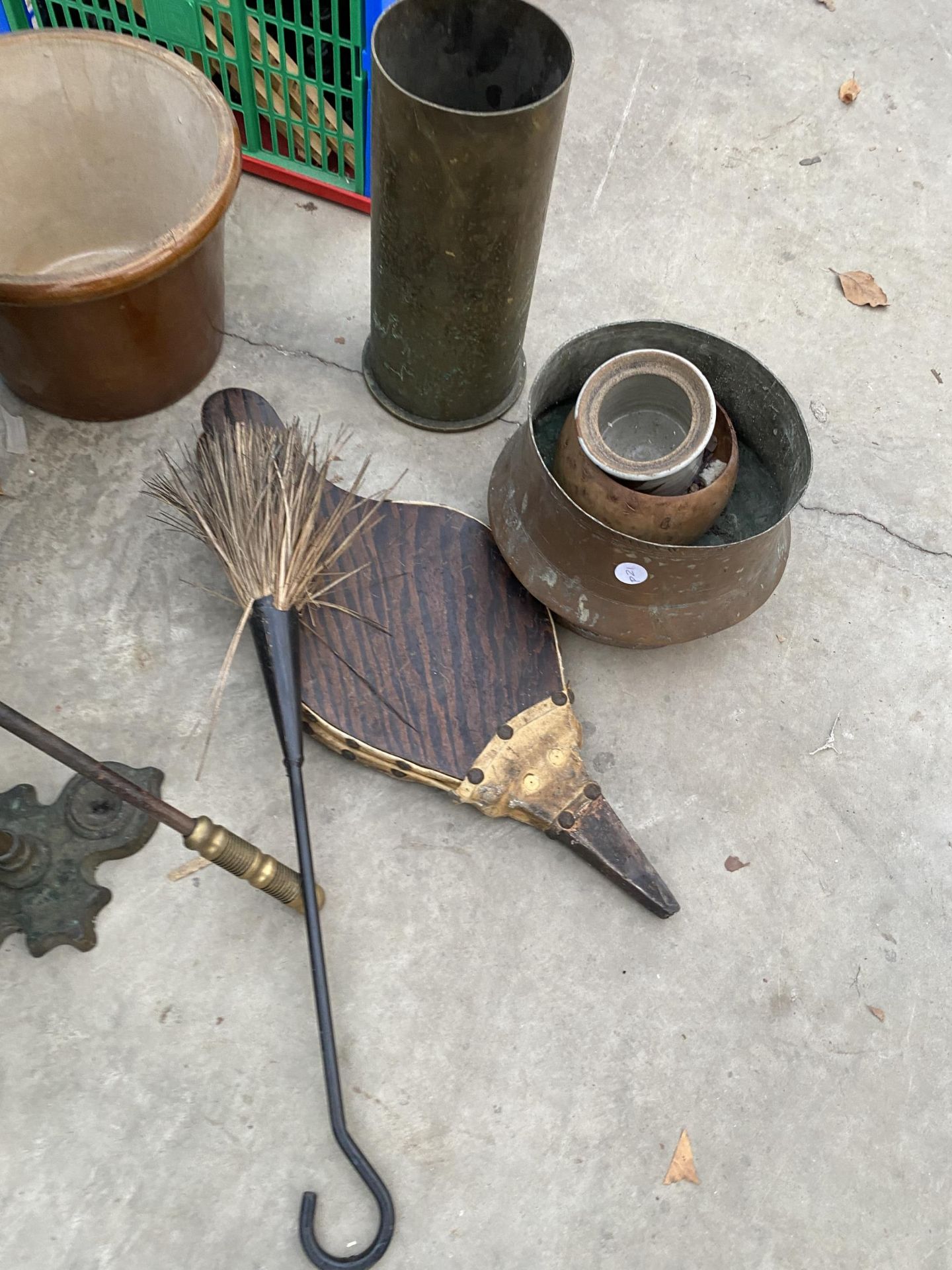 AN ASSORTMENT OF ITEMS TO INCLUDE A BRASS COAL BUCKET, COMPANION ITEMS AND A COPPER PLANTER ETC - Image 3 of 3