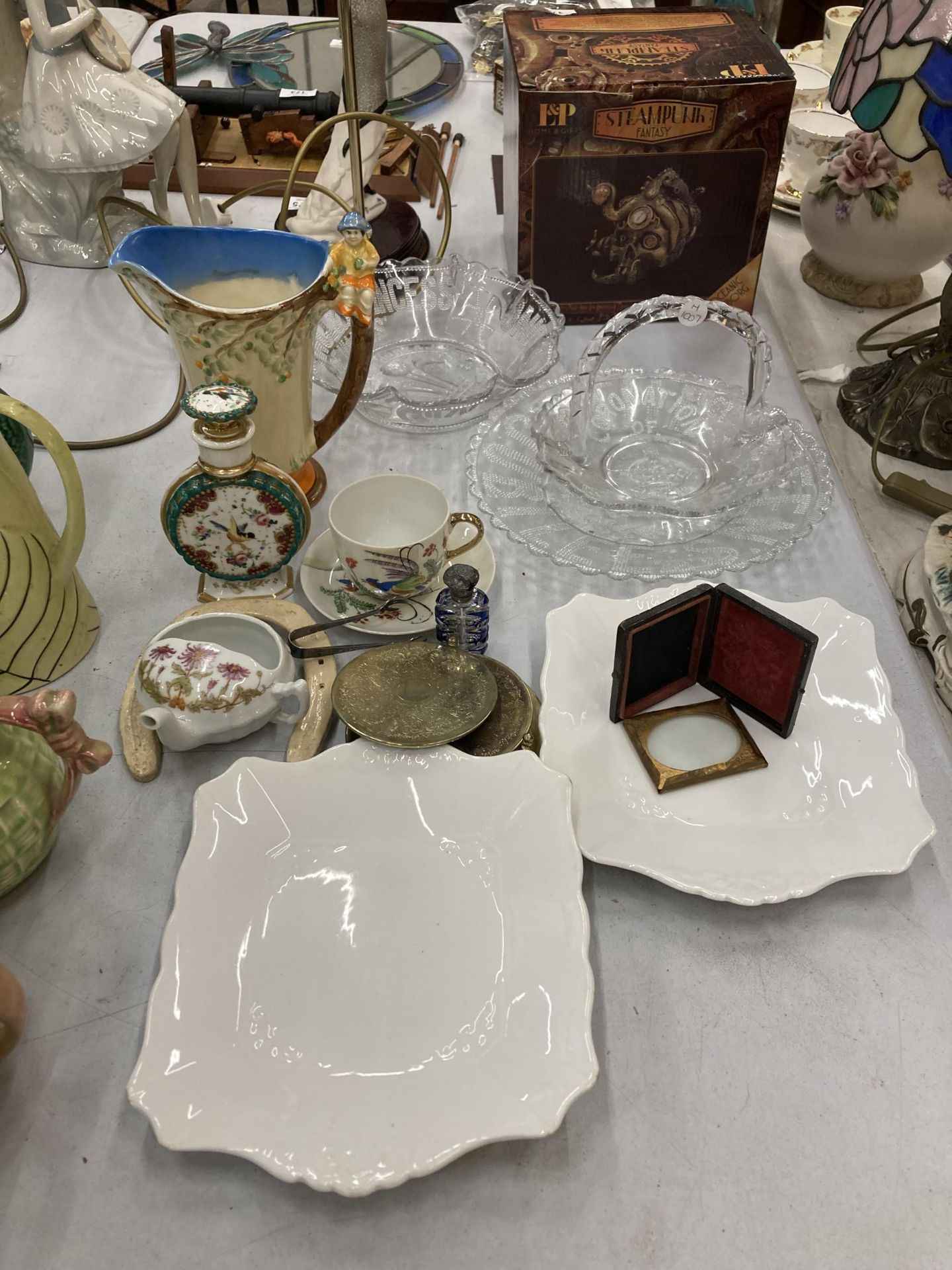A MIXED VINTAGE LOT TO INCLUDE A MYOTT'S ART DECO JUG, GLASSWARE, A JAPANESE CUP AND SAUCER WITH