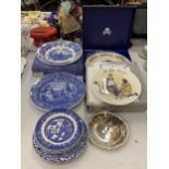 A MIXED LOT OF CERAMICS TO INCLUDE WEDGWOOD WATER CARRIER PLATE, AYNSLEY PLATE, BLUE AND WHITE SPODE