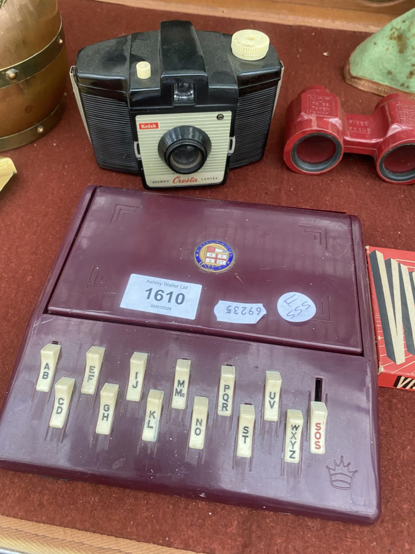 AN ASSORTMENT OF VINTAGE AND RETRO ITEMS TO IBNCLUDE CAMERAS AND BINOCULARS ETC - Image 2 of 4