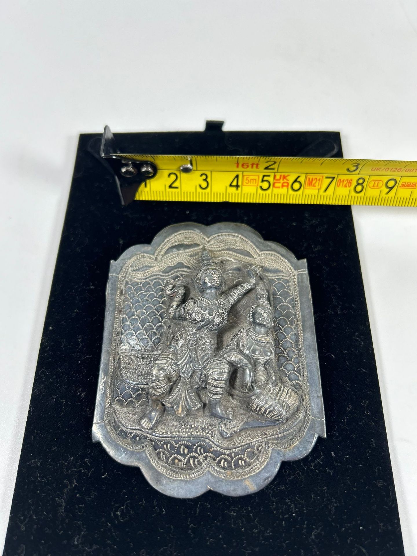 AN ORIENTAL WHITE METAL BUCKLE WITH GEISHA GIRL DESIGN, WIDTH 6 CM - Bild 4 aus 4