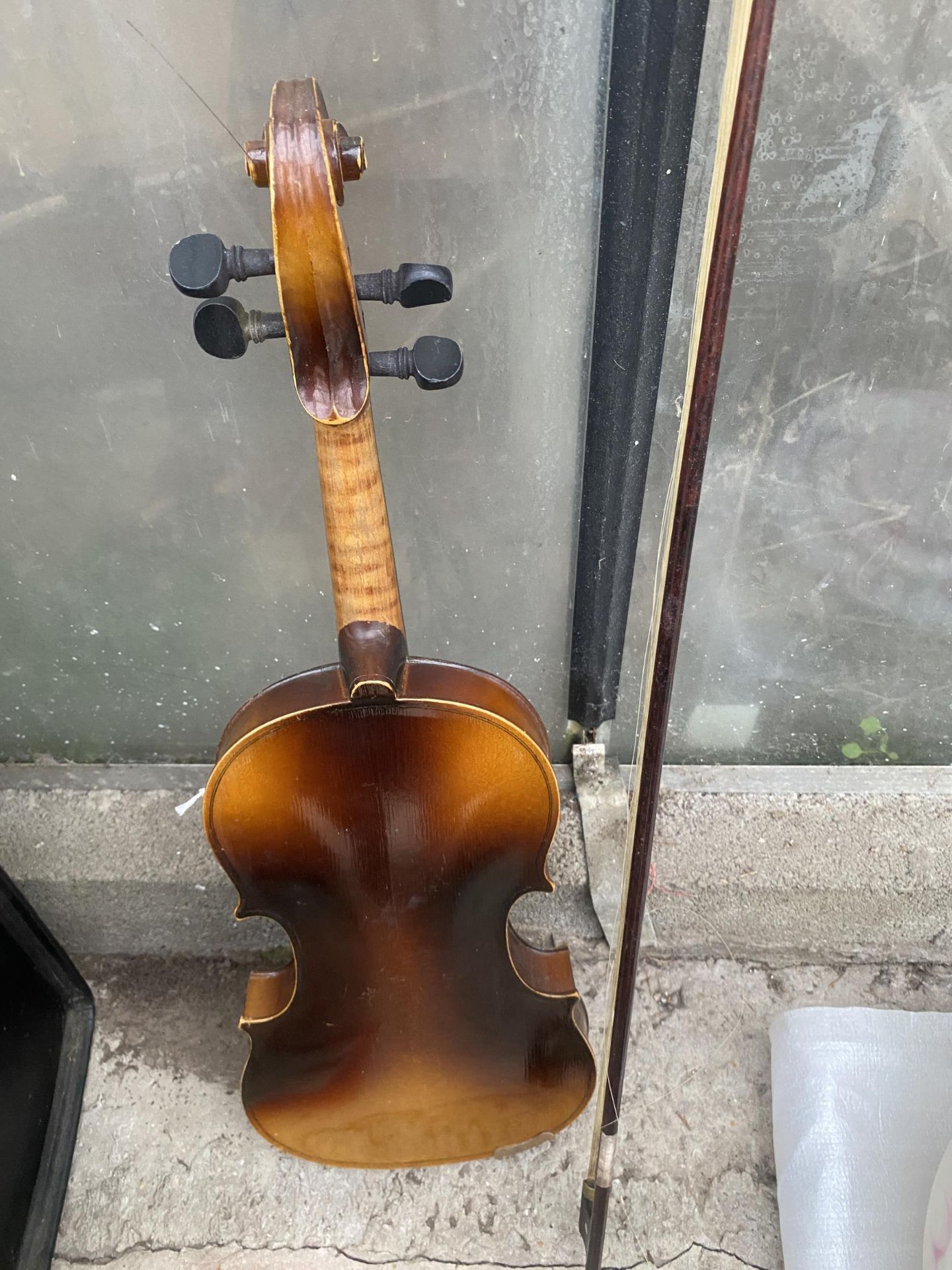 A CIRCA 1967 LESLIE SHEPPARD VIOLIN COMPLETE WITH BOW - Image 4 of 4