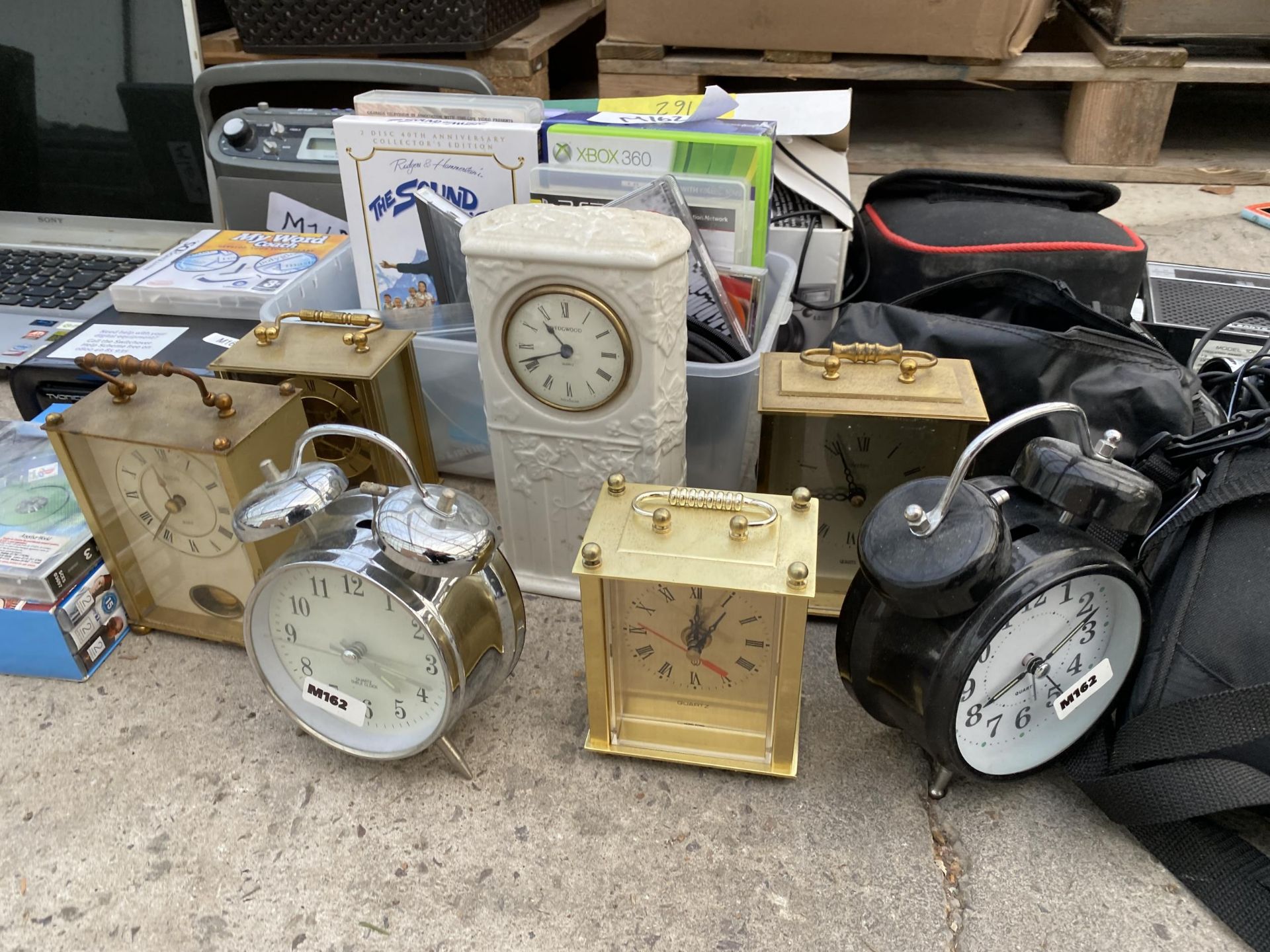 A LARGE ASSORTMENT OF ITEMS TO INCLUDE CLOCKS, RADIOS AND CAMERAS ETC - Image 3 of 11