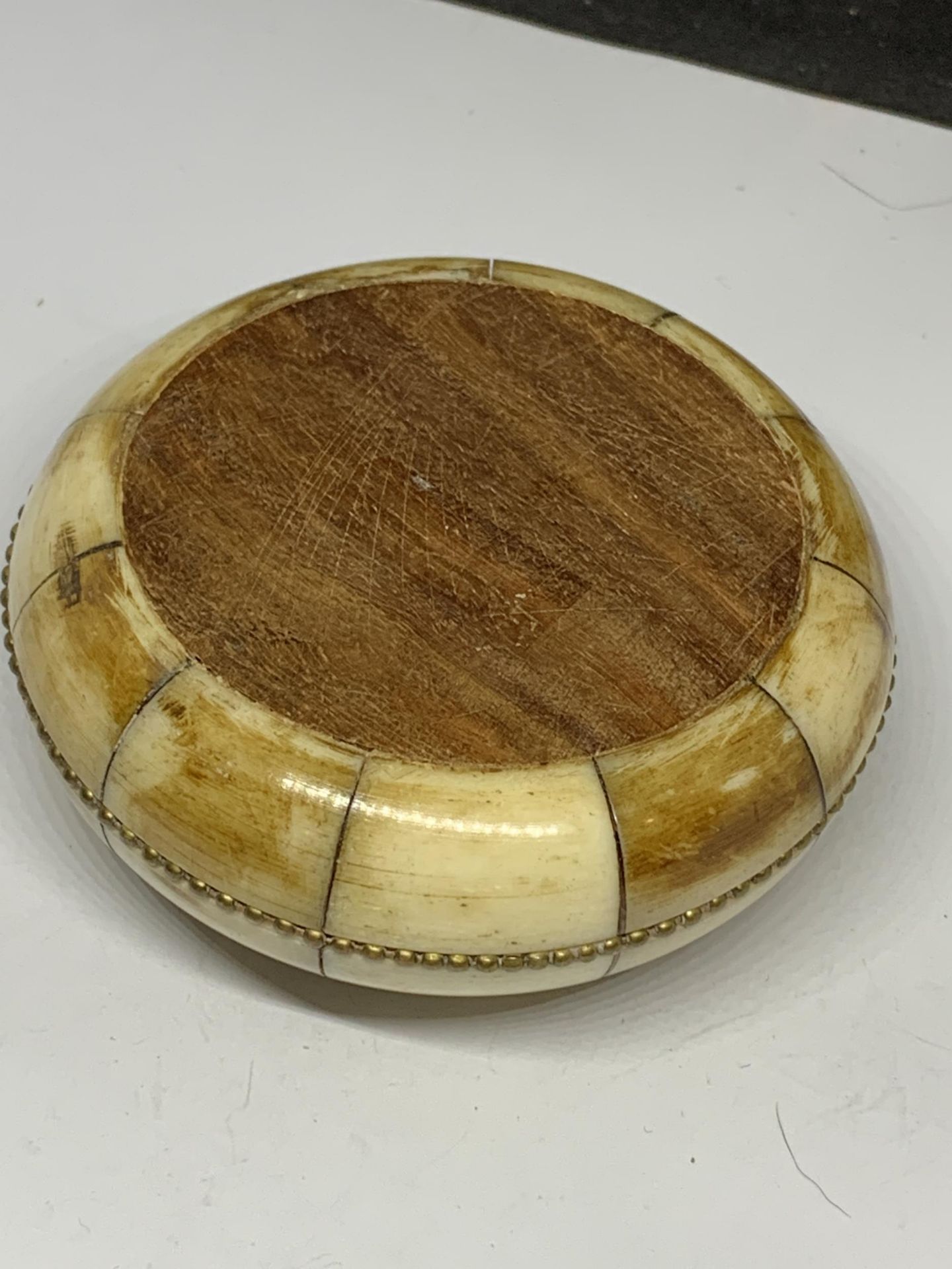 A BRASS AND BONE BOWL - Bild 3 aus 3