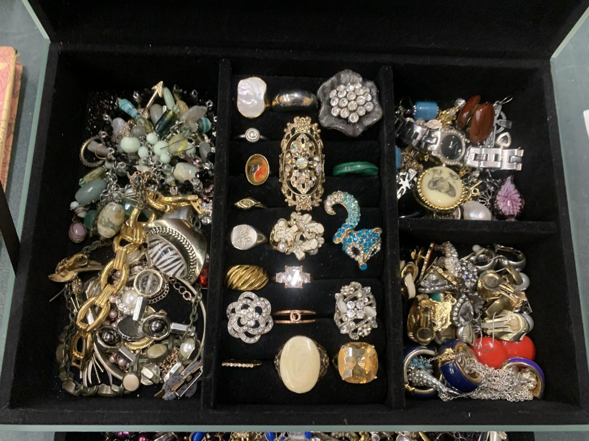 A LARGE QUANTITY OF COSTUME JEWELLERY TO INCLUDE WATCHES, RINGS, BRACELETS, BROOCHES, NECKLACES, ETC - Image 2 of 4