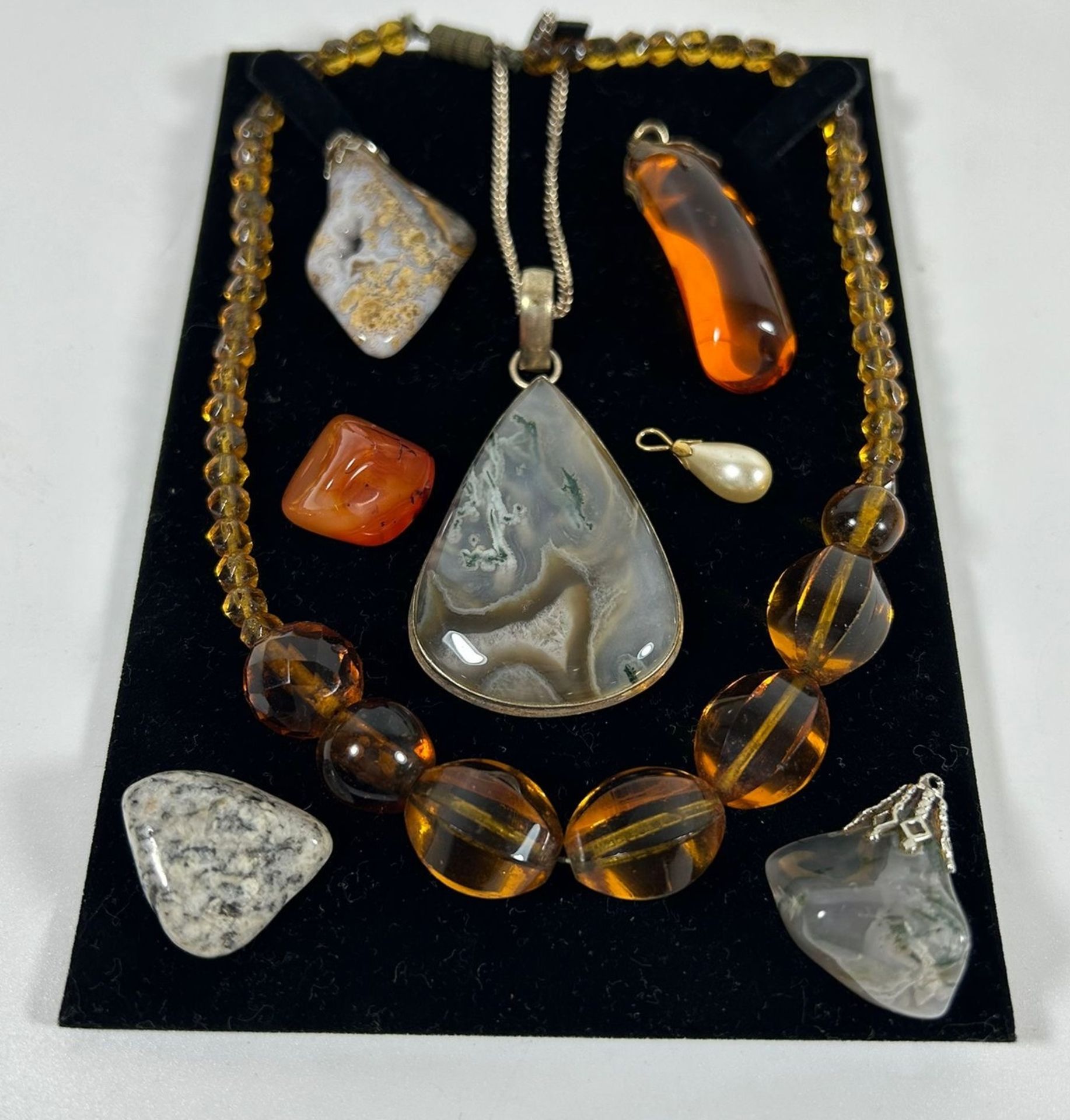 A GROUP OF STONE JEWELLERY TO INCLUDE AMBER EFFECT NECKLACE, LARGE STONE PENDANT NECKLACE ETC - Image 2 of 3