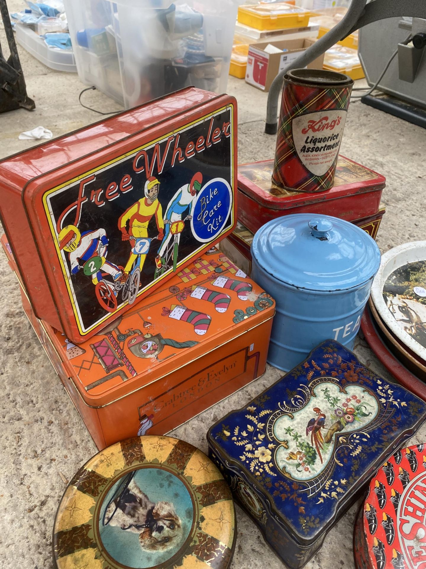 AN ASSORTMENT OF VINTAGE TINS AND TRAYS - Image 2 of 2