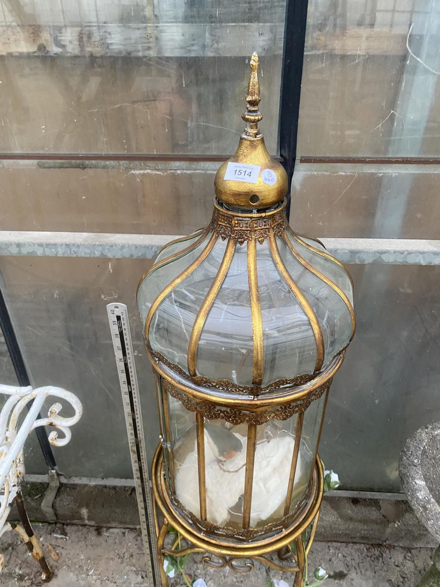 A DECORATIVE STEEL BRASS EFFECT GLASS DOME WITH STAND - Image 2 of 4